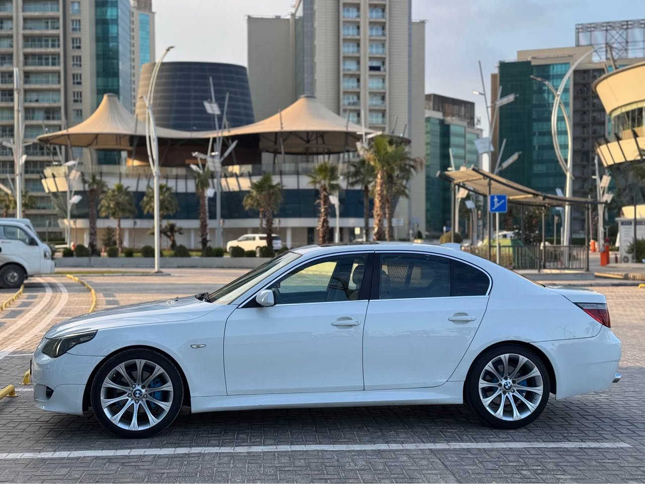 BMW E60 2008
مۆدیل ٢٠٠٨ ٥٣٠ نۆزل کورت بێ سبوغ پێش و پشتی کامل کرایتە ئێم ویلی ئێمە فول مواسەفاتە ناو زەردە سلایتە گێر مەکینە ئەکسل تەبرید بەشەرت لەسەر دەقی شەریکەی مایتەوە هەموو شتی نوێیە هەمووی لەسەر دەقی بیلادیە 
سعر ١٣٣ وەرەقە و مەجالەکی برایانە
گۆرینەوە دەکەم بە شتێک بە دلم بێت 
شوێن هەولێر 
ژمارە مۆبایل *********** أربيل, العراق
