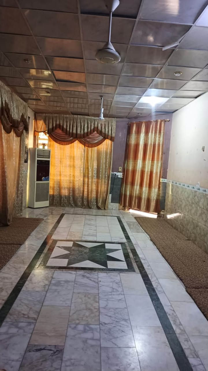 🏠 بيت سكني معروض للبيع

📐 المساحة: 250 متر

🏗️ البناء: طابوق
🏢 السقف: صب كونكريت مسلح

يتكون من:
🛏️ غرفتين نوم
🛋️ صالة كبيرة
🏡 استقبال كبير
🍳 مطبخ
🚿 صحيات داخلية وخارجية
🌿 طارمة كبيرة

📍 الموقع: خلف المصرف، موقع جداً ممتاز.

📞 للاستفسار:
***********
***********
