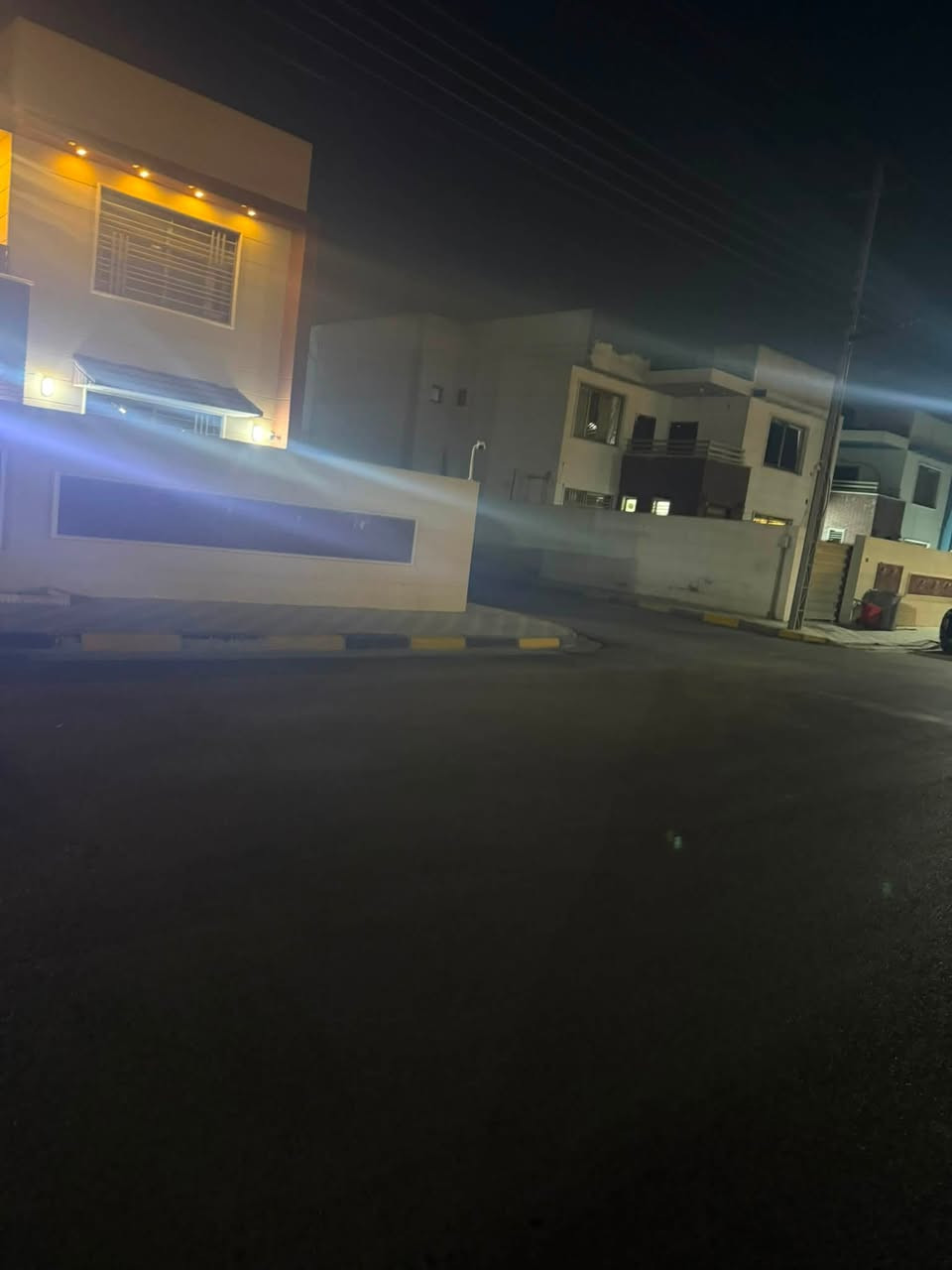 سلام عليكم دار للبيع من داخل مجمع زيتون دار مساحه 252 ركن موقع مميز مقابل حديق بصفه شارع 10 مقابل شارع 15 البيت يحتوي عله 3 غرف نوم وصاله وهول داخل ومنور مساحه جبيره ومطبخ 4 حمامات البيت 2 طابق سعر البيت 425 مليون وقابل لتفاوض وبي مجال اي ستفسار  اني حاضر *********** ملاحضه البيت ما مطلوب لا مصرف لا شركه مال مجمع البيت حر بسمي تحويل مباشر

