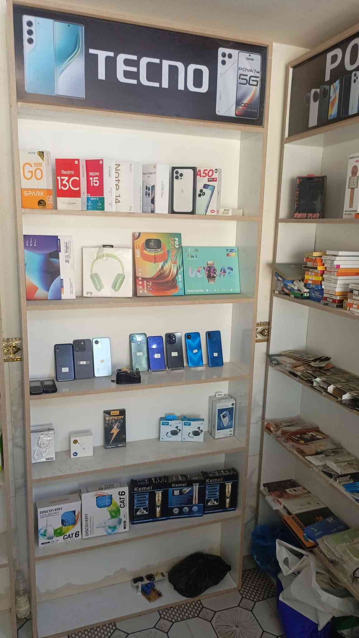 اكسسوارات تعزيلة محل شلعة كاملة و موبايلات للبيع وبسعر مناسب. 
مكان ذي قار الرفاعي 
***********
***********
