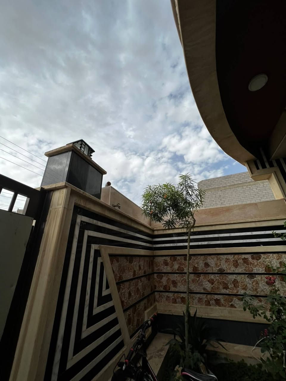 السلام عليكم ،،،،
🏡دار للبيع🏡
الموقع 🌎:-ملايين الاولى خلف الكمرك 
المساحه 📐:-100م📍
الواجه📏:-6 م📍
التفاصيل :-
الدار ثلاثة طوابق ⛳
5غرف نوم ✅
استقبال +هول +مطبخ ✅
خدمات كامله ✅
الدار مرتب حيل حيل ✅
للاستفسار اكثر :- 
***********☎️
***********☎️
***********☎️
