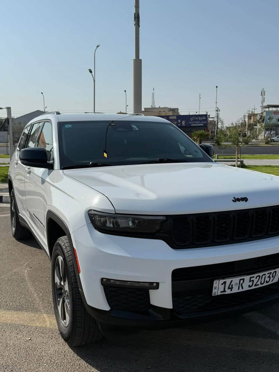 سلام عليكم 
Jeep Grand Cherokee / 2023 
السيارة وارد امريكي كفالة عامة بيها البيبان اربعة وصندوق والبنيك سرقة فقط مفتوحات وراجعين شاديهن لا مبدلات ولا اي شيء مثلهن مشدودات   
لمتد اعلى فئة عدا الفانوراما اليعرفها يعرف تفاصيلها اللتمد 
6 راكب  ، الخلفي VIP منفصل 
داخل جلد اسود 
نضام خرائط العينة والشاشة مترجم عربي ونضام خرائط بل عينه 
ويل 18 مال موديل 2024 
تخم تاير جديد امريكي مشلن اصلي 
السيارة ماشية 45K الف 
السعر 32 الف يعني 320 ورقة وبيها مجال بسيط   عنواني البصرة حي الرسالة للاستفسار ***********
