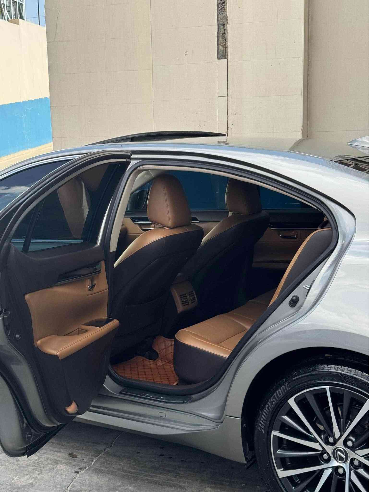 Lexus es350 تەنها 74 هەزار رۆشتووە گێڕو مەکینەو کارەبایات هەمووی بەشەرت تەزە خۆم سێرڤزی عامم بۆ کردووە سەیارەکە تەنها بۆنیتو چاملخی بۆیاخە بەو شەرتەی   شاصی قرچیشی نەبێ سەوتی دیجیتاڵیش بەشەرت 
شوێن سلێمانی 
*********** السليمانية, العراق

