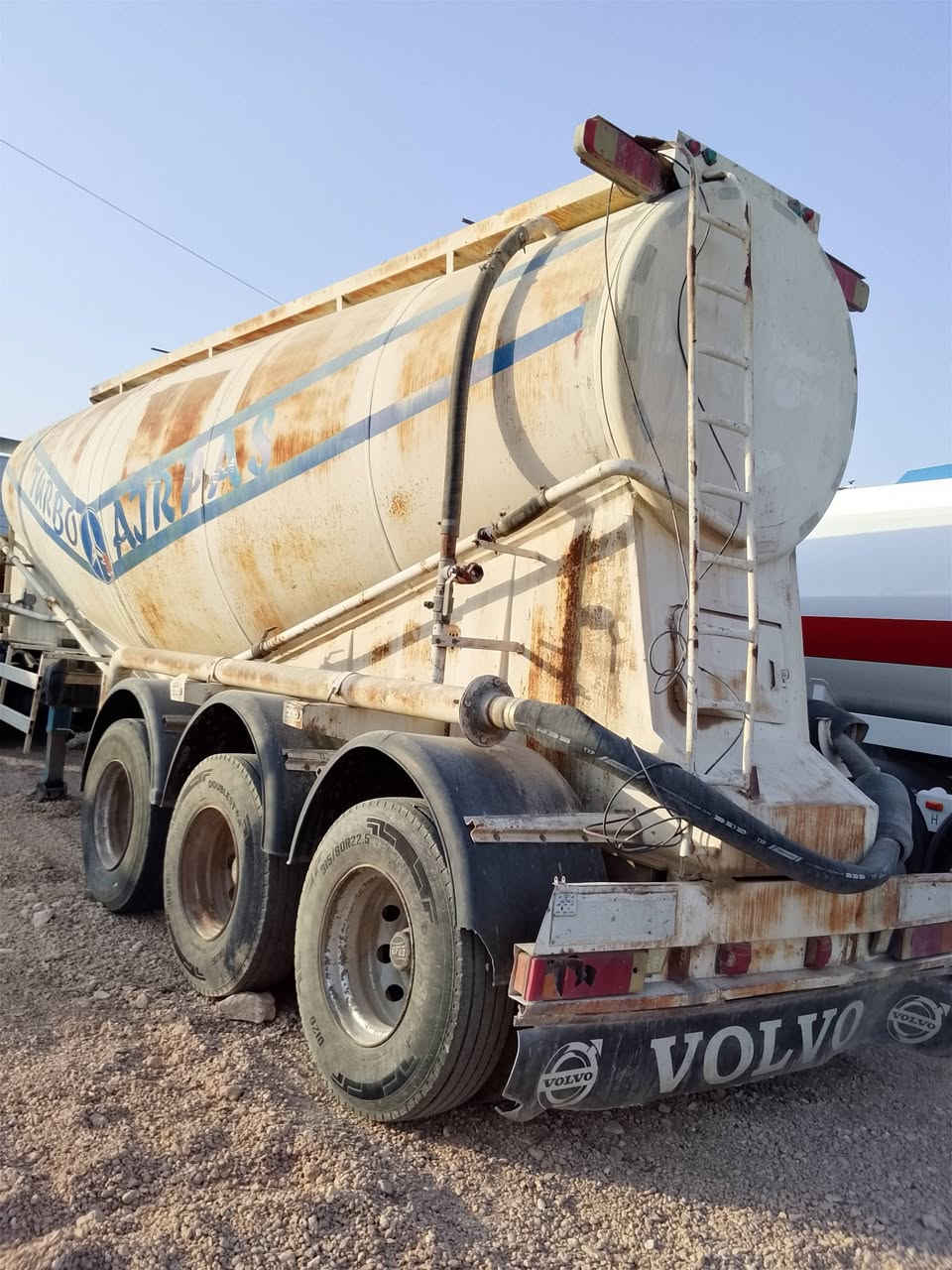 للبيع سايلو 45 طن 3 دناكير 2 سبرنك واحد منضومه تايرات نص عمرهن متواجد في معرض العاصمة العنوان الانبار رمادي خط السريع مقابيل محطة السريع 💯 سعر 110بي مجال الاستفسار ***********
