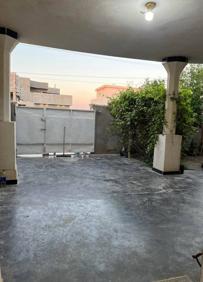 🏠 دار سكنية مميزة للبيع في بغداد / التاجي 🏠
الموقع: بغداد - التاجي - قرية عواد الحسين.
📍 المميزات الجغرافية: موقع ممتاز جداً وقريب من السوق وقريب من المدارس (الابتدائية، المتوسطة، والإعدادية).
📐 تفاصيل المساحة والملكية:
 المساحة الكلية: 310 متر مربع. 
طابو صرف (سند جاهز للتحويل مباشرة).
🛏️ التصميم الداخلي والتقسيم
 غرف النوم: يحتوي على 3 غرف نوم بمساحات كبيرة (4*4 متر) مُقسمة كالتالي:
 غرفتين نوم في الطابق الأرضي.
 غرفة نوم كبيرة في الطابق الثاني.
 الاستقبال والهول: صالة استقبال واسعة + هول داخلي.
 المطبخ: نظام حديث (مطبخ حار وبارد).
 الصحيات: حمام + (2) تواليت (واحد داخلي وواحد خارجي في الطرمة).
 الخارجية: طرمة واسعة تحتوي على كراج للسيارة + حديقة أمامية مميزة.
⚡ الخدمات والبنية التحتية (كاملة وجاهزة):
 الشارع مخدوم بالكامل (تبليط، أرصفة، وشبكة مجاري حديثة).
 متوفر ماء إساله صافي وكهرباء مستقرة.
 خدمة إنترنت ضوئي فائقة السرعة متوفرة في المنطقة. 
 ⭕️السعر بي مجال وجدا مناسب للاستفسار ع الصفحة او الرقم *********** واتساب  
⭕️ايضا توجد قطعة ارض للبيع بجانب المنزل مساحتهة 162 متر ونص بلاد, صلاح الدين
