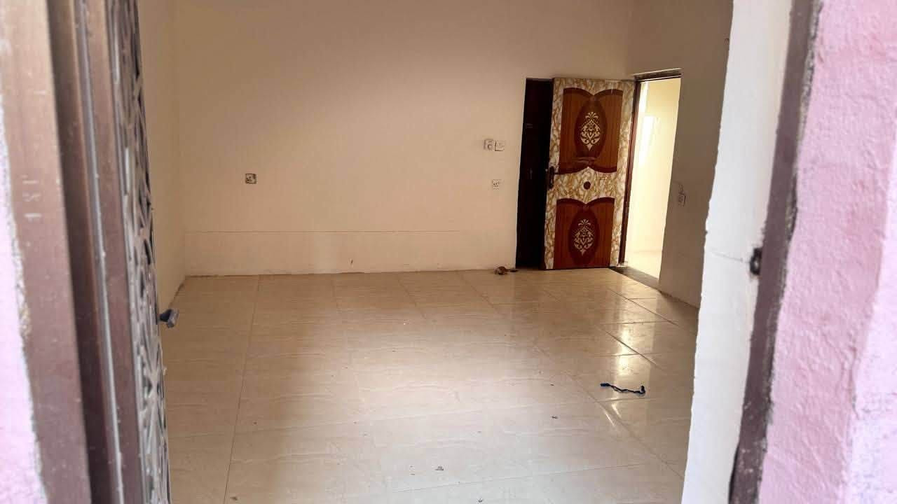 🏡 دار للإيجار – موقعحي الاساتذه الاولى 
📐 المساحة: 150 متر مربع

✨ تفاصيل الدار:
• غرفتان نوم 🛏️
• صالة 🛋️
• هول
• مطبخ 🍳
• حمامات 🚿
• منور
• طارمة
الايجار 600 الف
🧹 الدار نظيف ومرتب، وجميع التفاصيل والتشطيبات موضحة بالصور 📸

📍 الموقع: حي شبر

📩 للتفاصيل أكثر:
📞 ***********
📞 ***********

🏢 زيارة المكتب: الخسروية، قرب الشؤون، مقابل ثانوية المتنبي.

♻️ #موقع_مميز_جدا
🏢 #عقار #عقارات_العراق
🔥 #ترند #اكسبلور
