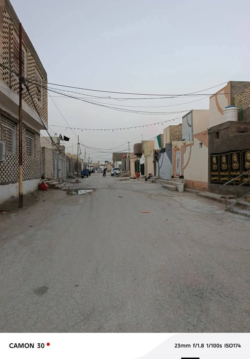 سلام عليكم  100متر للبيع بناء طابوك صب كونكريت يحتوي على غرف نوم او صاله وستقبال العنوان نجف شارع المطار جديد بشارع علكم بشارع حاتم الخير نهايت المقرنص شويه لكدام سعر 43 او بي مجال ***********@
