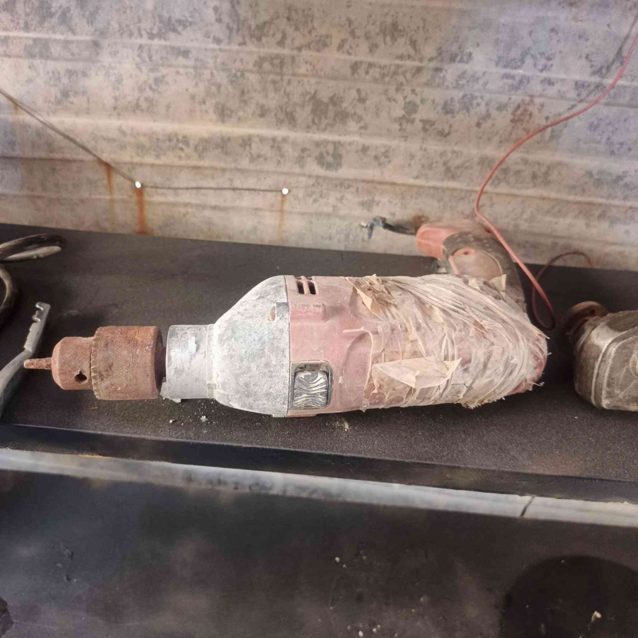 مكينه لحيم
دريل كهربائي
كوسره
دمام حجم كبير
دمام حجم وسط 
بنكه سياره 
موطور مبرده 
فدرالييه
ميز حديد رفوف 
كلهم شرط شغل 
سعر مناسبه تفضل واتساب
***********
