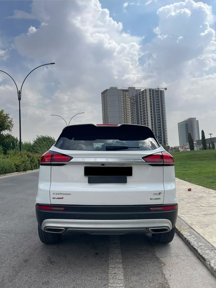 جێلی ئازکارا  ٢٠٢٣(Geely Azkarra 300T)

مەکینە: ١.٥ لیتر تۆربۆ، ٣ پستۆن لەگەڵ سیستەمی مایلدهایبرید (Mild Hybrid - 48V).  ١٩٠ هۆڕس پاوەر 
٧ خێرایی ئۆتۆماتیک (DCT) دەبڵ ئەکسل (AWD). مواصەفاتی شەریکەی باجگرە

کوشنی جلدی قاوەیی و ناوەوەی قاوەیی و ڕەش. بەس سەقف سلاید نیە ،شاشەی گەورە گێڕی کارەبایی و هاندبرێکی کارەبایی لەگەڵ سیستەمی ئۆتۆهۆڵد (Auto-hold). ڕەنگی سپی، لایتی پێش و دواوەی LED.

هێشتا زەمانی (گەرەنتی) شەریکەی ماوە. تەنیا بۆ چوون و گەڕانەوەی سەر کار بەکارهاتووە زۆر خاوێنە. سەنەدی پاکە و بێ کێشەیە (کێشەی غەرامە و بەناوکردنی نییە). تەنها 85000km رۆیشتووە

بۆ زانیاری زیاتر پەیوەندی بکە ***********. تکایە ئەگەر کڕیار نیت و مەبەستت کڕین نییە، پەیوەندی مەکە.
