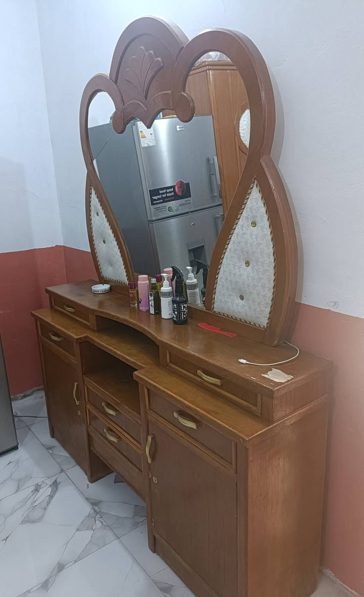 البيع تزكام. ميز مرايه وجربايه ومكتبه مابيهن اي ضرر السعر 250سراي يراسل واتساب ‏‪***********‬‏
