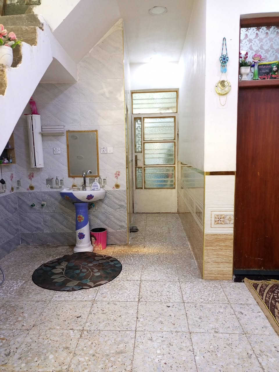 بيت للبيع او للايجار مكانه بلامين الثانيه السده الثانيه ع صعده قريب من المدرسة الاهليه در السلام يحتوي ع صاله واستقبال ومطبخ وغرفه وباقي الخدمات للتواصل خاص او ع رقم ***********

