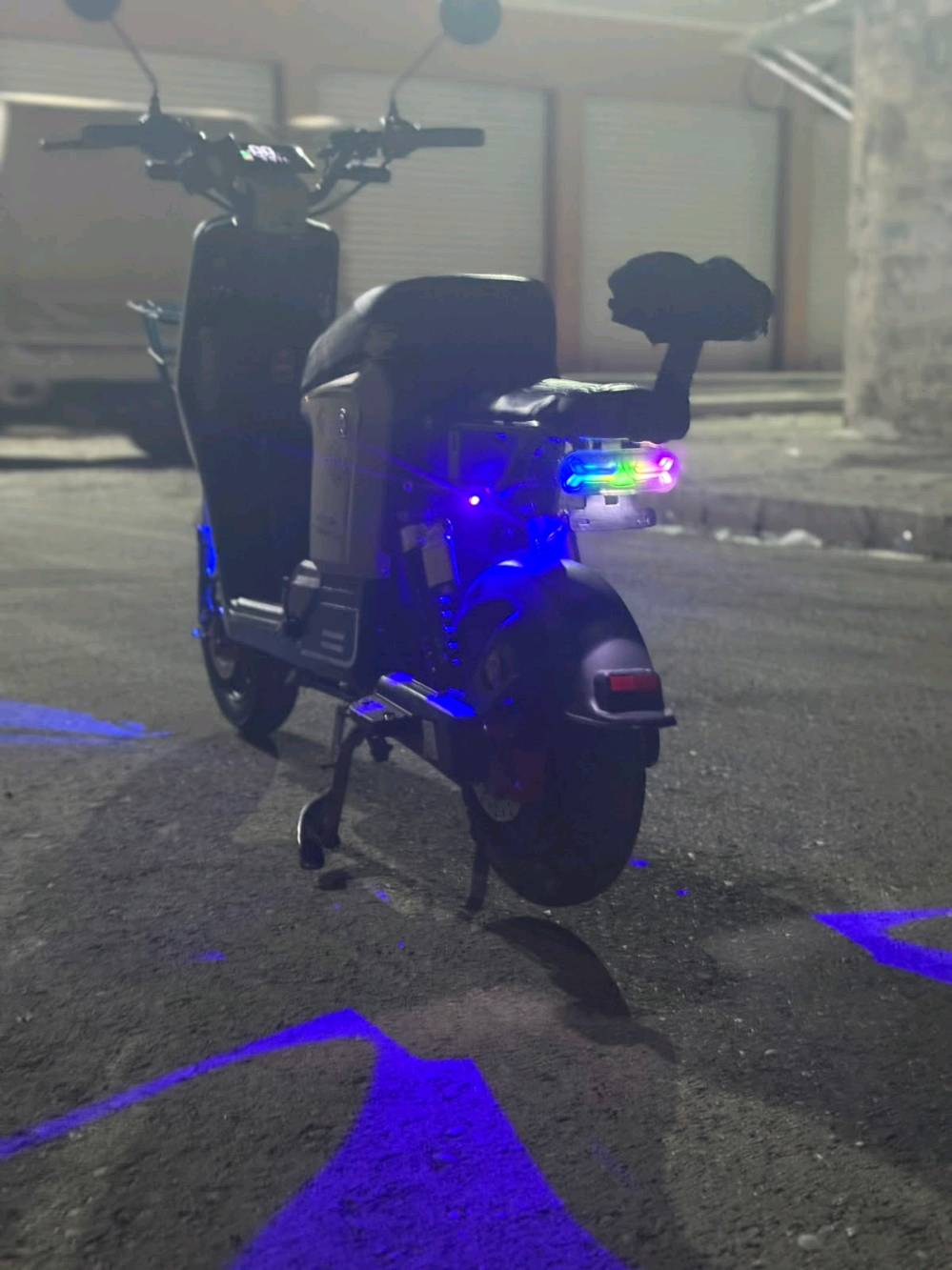 *السلام عليكم ورحمة الله وبركاته* 👋
*ماطور R8* 🛵  
*5 بطاريات* 🔋  
*شغال كامل* ✅  
*كله شرط* 💯  
وعل فحص 🌪
*نضافة فول* ✨  
*السعر 350قفلل* 💵  
*المكان موصل* 📍