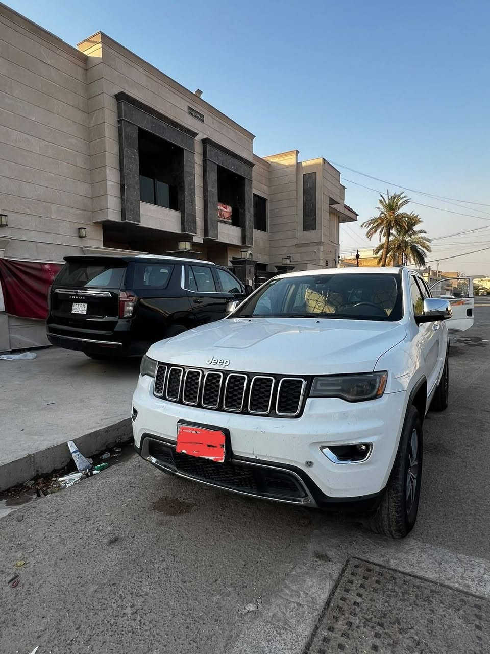 🚙 جيب جراند رقم بغداد شيروكي 2017 – Limited
فل مواصفات (ما عدا الجكات والفورويل)
سيارة صارلهة عندي 7سنوات

✅ وارد أمريكي كلين
✅ داخل العراق صبغ بابين وربع جاملغ خلفي و مبدلة جنطة اصلية 
المواصفات:
🔹 محرك 3.6 V6 (6 سلندر)
🔹 قير أوتوماتيك 8 سرعات
🔹 فتحة بانوراما
🔹 تشغيل بصمة
🔹 جلد كامل مع تبريد وتدفئة للمقاعد
🔹 دخول وتشغيل ذكي بدون مفتاح
🔹 شاشة مع تشغيل عن بُعد
🔹 كاميرا خلفية + حساسات + رادارات
🔹 توقف ذاتي أثناء الرجوع
🔹 دركسون متعدد التحكم مع شفتات
🔹 تكييف قوي

🚗 سيارة نظيفة ومواصفاتها مميزة، وجاهزة للفحص بأي مكان. 
مكاني بغداد و رقمهة بغداد

📞 للاستفسار:
***********

السعر 180 وبيه مجال
