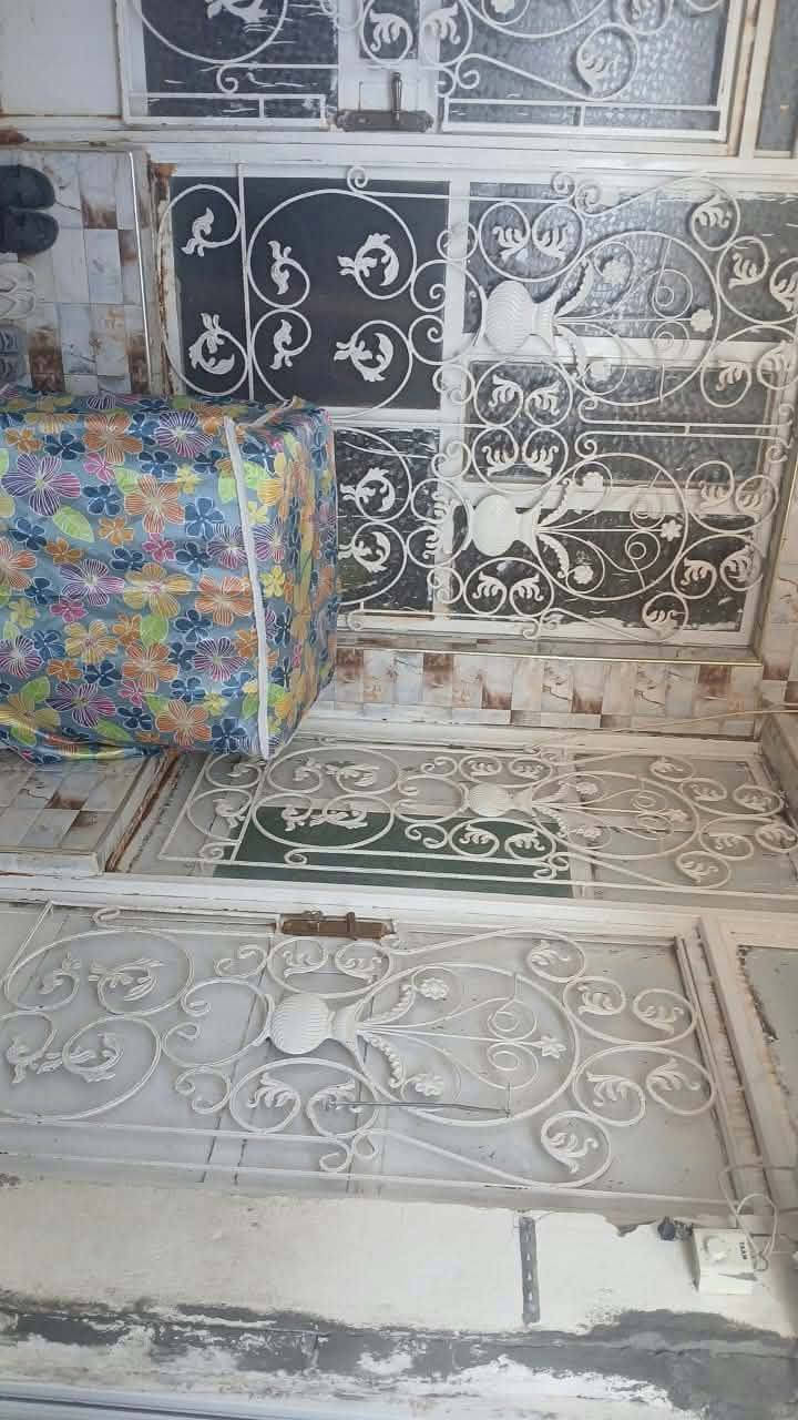 بيت للبيع المساحه 100 متر السعر 25 وبيه مجال للشراي يدلل موقع البيت حي الزهراء على شارع الشريفات مراجعة الرقم *********** يوجد لدينا عقارات اقصاد ونقد وقطع
