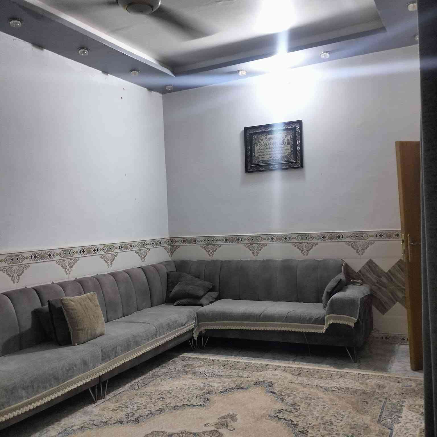 دار للبيع في الحولي خلف شارع جامعة الكفيل مساحة 100 متر طابق ونص الطابق الاول غرفه وصالة ومطبخ واستقبال وحمامات الارضية بورسلين وسراميك طابق ثاني غرفه وصاله وحمامات نقص فقط الصالة بورك شارع 15 مقرنص  السعر خاص او استفسار علئ رقم *********** / ***********
