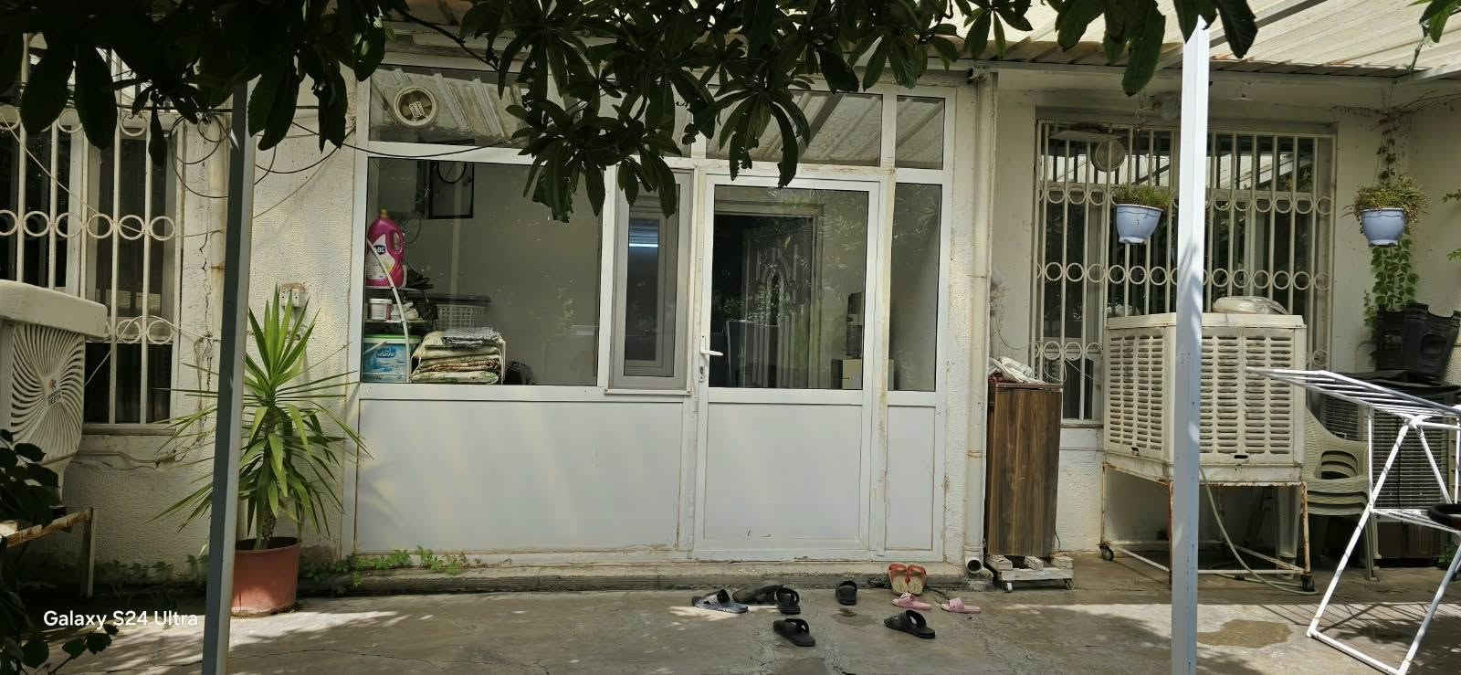 فرۆشتن و گۆڕینەوە خانوو ٢٠٠م بۆ فرۆشتن تاپۆ بنسلاوە خانووە ئێرانیەکان نزیک مزگەوتی ئەحمەدی پێک هاتووە لە دوو ژوورو مەتبەخ و ئاو دەست و حەمام حەدیقە بە نرخی زەوی ٥٦٠$ واتس ئاپ *********** أربيل, العراق
