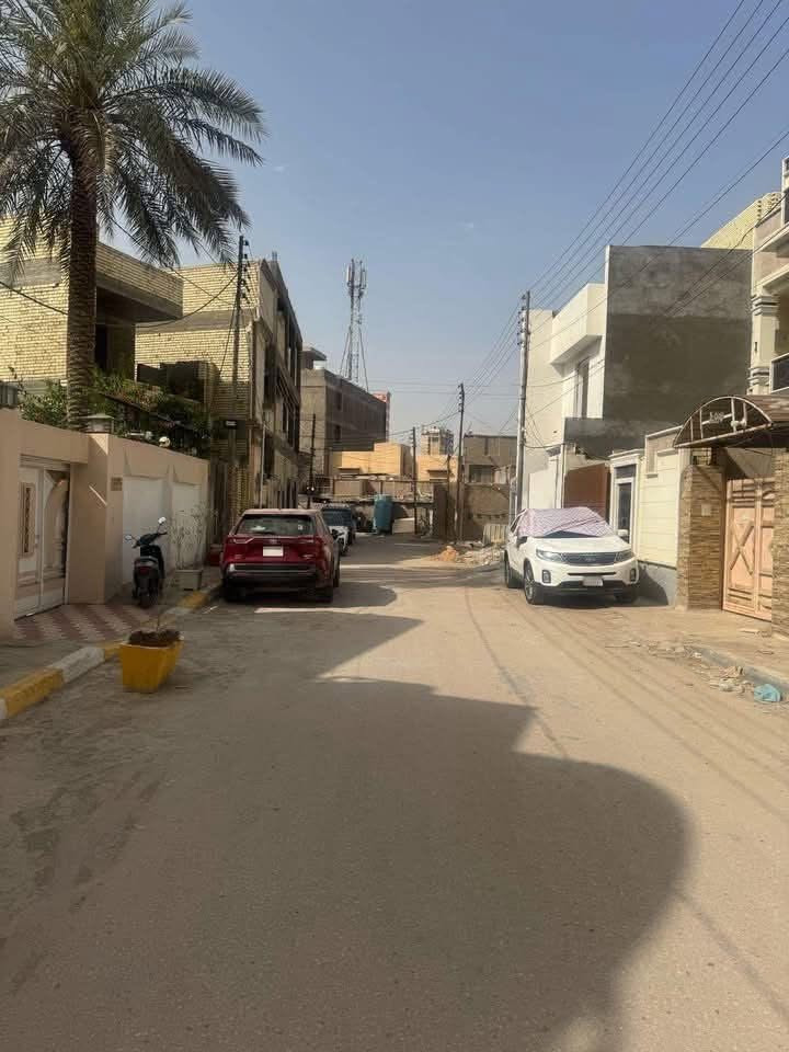 السلام عليكم
دار للبيع كربلاء 
الموقع :كربلاء حي البلدية خلف مطعم زاد الخير 
المساحة :425الواجهة 17
يحتوي الدار على مطبخ حار وبارد وغرف عدد 2 واستقبال كبير وهول كبير وصحيات 2 وكراج كبير يتسع الى اكثر من 3سيارات 
وحديقة كبيرة 
للاستفسار اكثر الاتصال بل ارقام 
اتصال ***********
