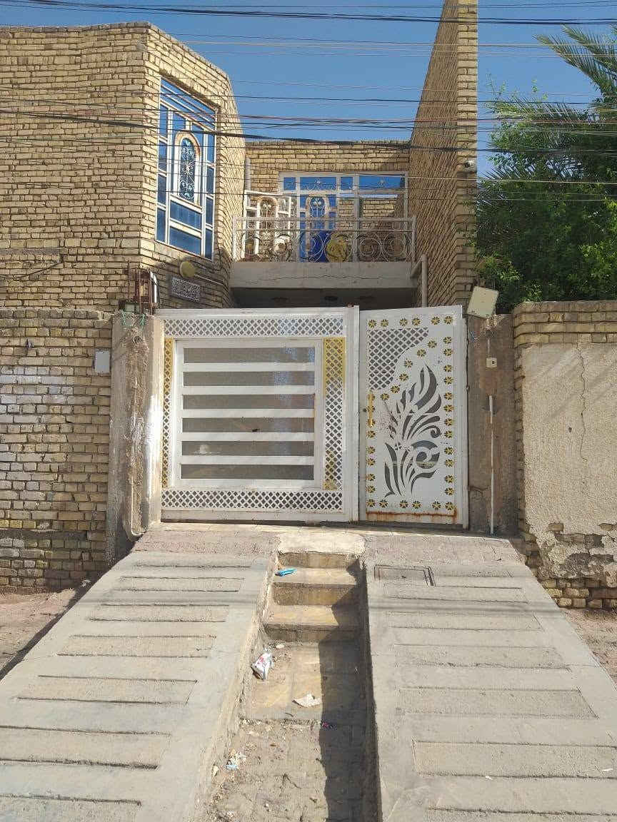 دار للبيع المساحه 200م طابو بناء 2015 على شارع 20 
العنوان حي الصادق الرفاق سابقاً ***********
