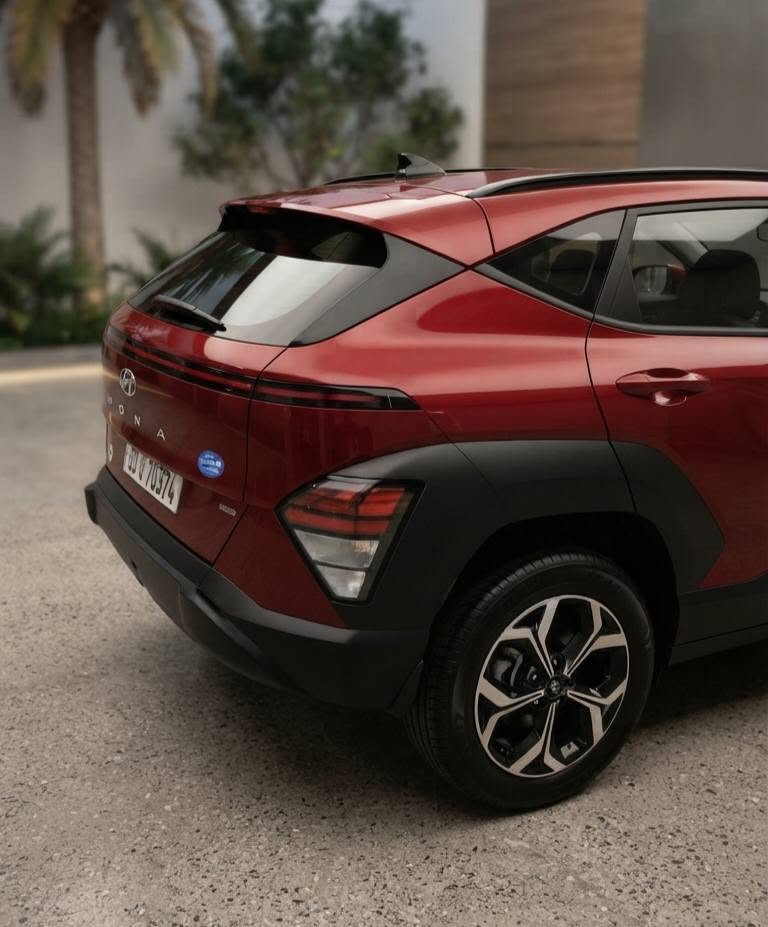 للبيع سيارة هيونداي كونا (Hyundai Kona) موديل 2025، شبه جديدة.
​✨ المواصفات:
​المسافة المقطوعة:12.500 كم تقريبا
​المحرك: 2000 سي سي (دوش) - المرغوب والأقوى.
​اللوحات: بغداد، ترقيم وهزة جديدة، جاهزة للتحويل ثاني يوم.
​ المواصفات: بصمة تشغيل وأبواب، تشغيل عن بعد، هاندبريك بصمة، شاشة متصلة، تبريد قطعتين، رادار أمامي وخلفي وجانبي، Apple CarPlay، ويل كب 17، تحكم ستيرن كامل، قيادة ذاتية، وأنظمة قيادة متعددة وباقي المواصفات
​🚗 الحادث والضرر:
حادث سطحي بسيط قطعة واحدة (البنيد) فقط، كل شيء أصلي رقم الشاصي والسونار مرفق بالصور. 
​📍 الموقع: بغداد
💰 السعر: مناسب جداً.
​📞 للتواصل والاستفسار، يرجى الاتصال على الرقم او مراسلتنا :
***********
