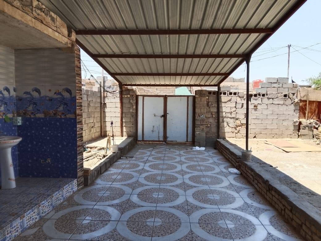 السلام عليكم بيت لبيع او ليجار مساحة البيت الكليه 220متر
موقع البيت السكان صناعي دور سيد حمزه 
يحتوي البيت ع غرف نوم عدد 2
وصاله والمطبخ وصحيات كامله البيت جاهز لسكن سعر ليجار 250 وقابل تفاوض انتصل ***********
