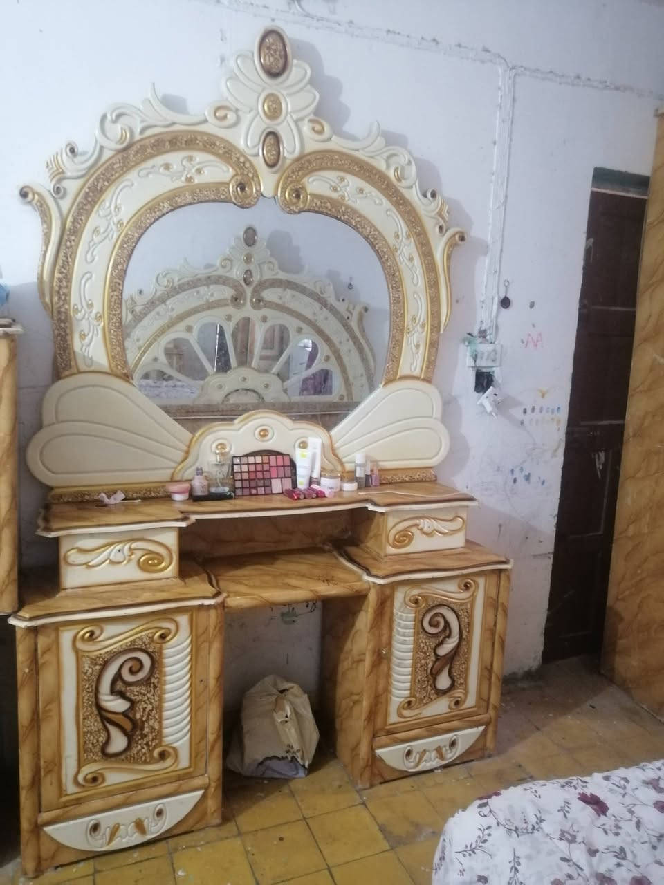 السلام عليكم شلونكم كلبي غرفه اخشاب البيع تركيه التواصل ع خاص او ع رقم الهاتف ***********
