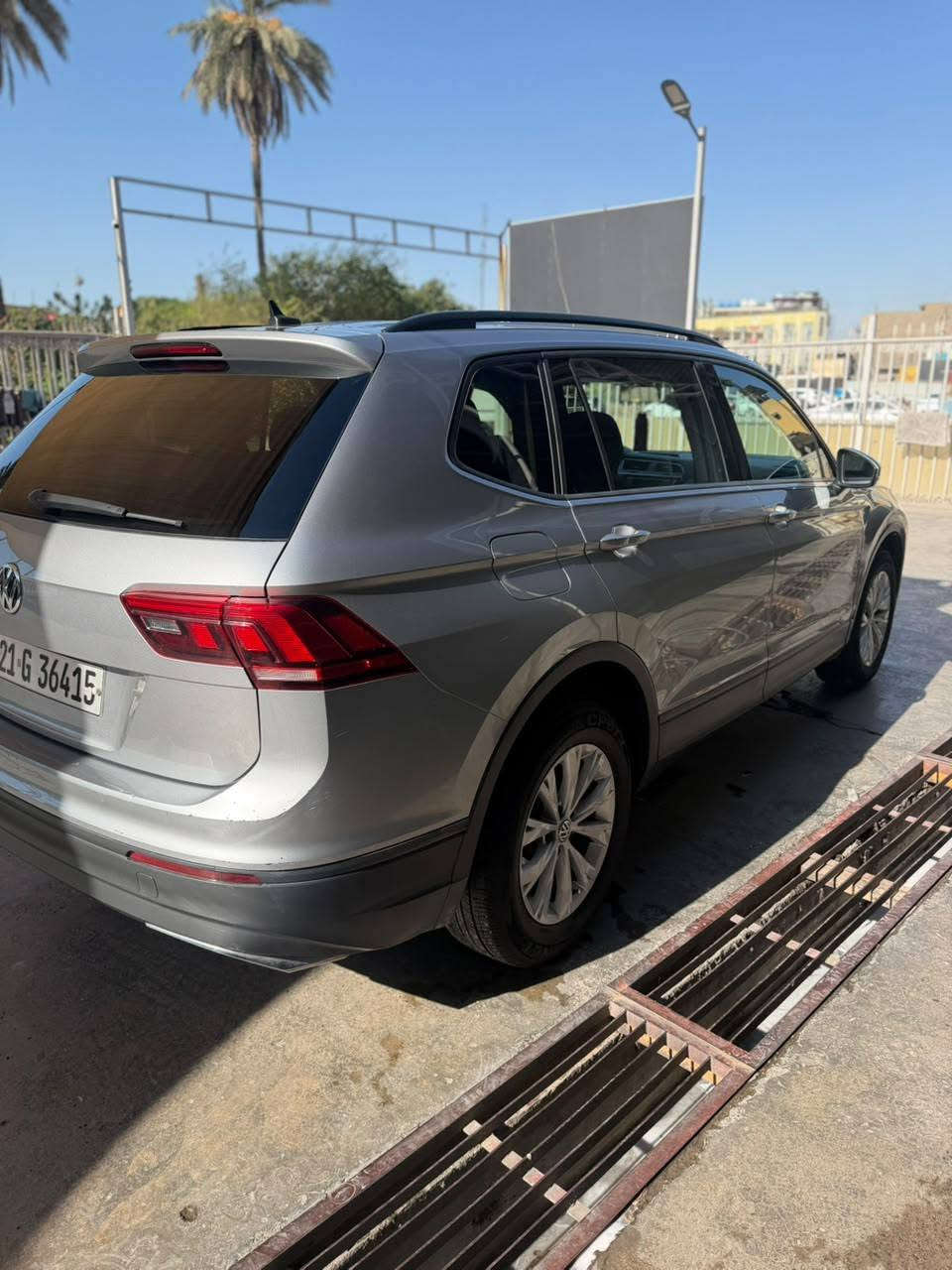 Volkswagen Tiguan 2020
*   المحرك: 2.0L TSI Turbo، 4 سلندر
*   القوة: 184 حصان
*   القير: أوتوماتيك 8 سرعات
4Motion أمامي وليس FWD :الدفع *
*   الوقود: بنزين
* عدد المقاعد : ٧ راكب 
*   الممشى: ١١٠ كيلو 
*   اللون: رصاصي 
*   الإضاءة: مصابيح أمامية وخلفية تعمل بتقنية LED
بالكامل مع إضاءة نهارية
*   الاتصال: دعم لاسلكي لنظامي Apple CarPlay و
بالإضافة إلى منصة شحن لالي Sal
للهواتف الذكية
* المنافذ: منافذ USB-C سريعة الشحن في الأمام
والخلف

* التكييف: نظام تكييف أوتوماتيكي ثنائي المناطق
مع تحكم باللمس وفتحات تهوية لية (na iat)
*   نظام الكبح التلقائي في حالات الطوارئ مع رصد
المشاة.
.(Blind Spot Monitor) نظام مراقبة النقطه العمياء *
* نظام الحفاظ على المسار والتنبيه عند الخروج منه
(Lane Assist)
Adaptive Cruise Control -) مثبت السرعة التكيفي *
•(ACC
*   حساسات أمامية وخلفية
*   كامره خلفيه
* اوتو ستوب 
* هاند بريك كهربائي بصمه 
* تايرات جديده مبدلهن 
* السعر : ١٤٧ ورقه 
* مكان سياره : بغداد سبع ابكار 
* رقم الهاتف : ***********   -     ***********

