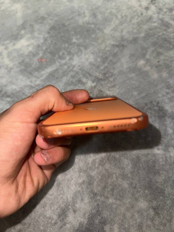 (iPhone 17 Pro Max) ايفون ١٧ برو ماكس
• الذاكرة: 256 جيجابايت (نسخة الشرق الأوسط).
• البطارية: 99% (عدد الدورات 120 دورة فقط).
• النظافة: الظهر زيرو بدون أي شخط. الاستخدام أقل من 7 أشهر.
 الجهاز تعرض لسقوط مني بحادث ، الشاصي فيه آثار ضربات موضحة بالصور والفيديو ، اي كفر تخليه تختفي الآثار تماما .
• الشاشة واللمس أصليين ما بيهم آي ضرر %100
وشغالين بشكل ممتاز جداً، تحتاج فقط تبديل زجاج خارجي (باغة) تكلف حدود 150 ألف.

يجي وية الجهاز
 الكارتونة الأصلية + كيبل الشحن الأصلي.
 4 كفرات متنوعات وحلوات .
 حماية شاشة قوية مقاومة للكسر (من صدف
ستور) معروفة هاي الشاشة وقوتها 
 مسكة ظهر جلد مبطنة مغناطيسية.
السعر: 1,400,000 دينار عراقي (وبيه مجال بسيط جدا).

المكان: بغداد.

اي سؤال او استفسار عندك ، علق وراح اجاوبك

وهذا رقمي ***********
