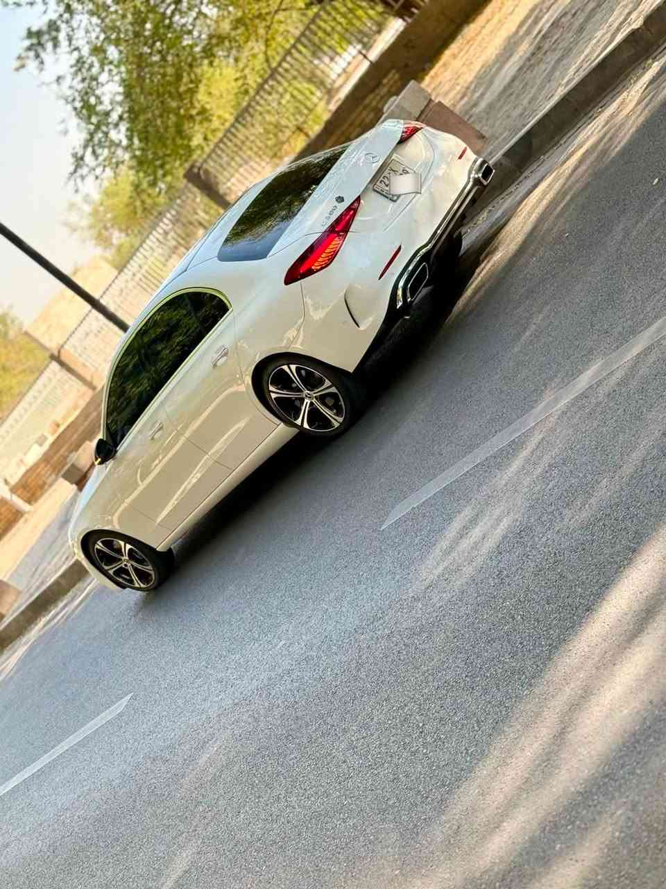 🚗 للبيع Mercedes-Benz C 300  2024 🚗
بيع فقط بدون مراوس 
رقم الشاصي والسونار بالصور
📍 الموديل: 2024
📍 المسافة المقطوعة: 40 الف كيلو متر
📍 اللون الخارجي: أبيض
📍 اللون الداخلي: أوف وايت مع إنارة داخلية مميزة
📍 الداشبورد: مطعّم بالصاج الملكي
🚫 الحادث تبديل باب الصندوك بلادي نفس اللون وبارد بالجاملغات الخلفية والبنيد صبغ
🚫 السيارة بدون ايرباك 
✨ مواصفات ومميزات:
محرك توربو قوي واقتصادي
فتحة سقف سلايت 
مقاعد جلد فاخرة مع تحكم كهربائي
شاشة وسطية كبيرة مع نظام ملاحة
نظام صوت Burmester فاخر
📑 الملكية: رقم أربيل، مكانها بغداد 
💰 السعر المطلوب: [295$]
📞 للتواصل: ***********

