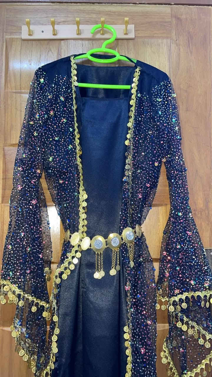 مجموعه فساتين ملبوسه مره واحده فقط وزي كردي للبيع الاسعار كلش مناسبه سعر الفساتين على ١٥ والزي كردي 20 فقط الي تريدهن  تدخلي خاص قياساتهم تلبس مديم ولارج
او تواصل واتساب ***********
