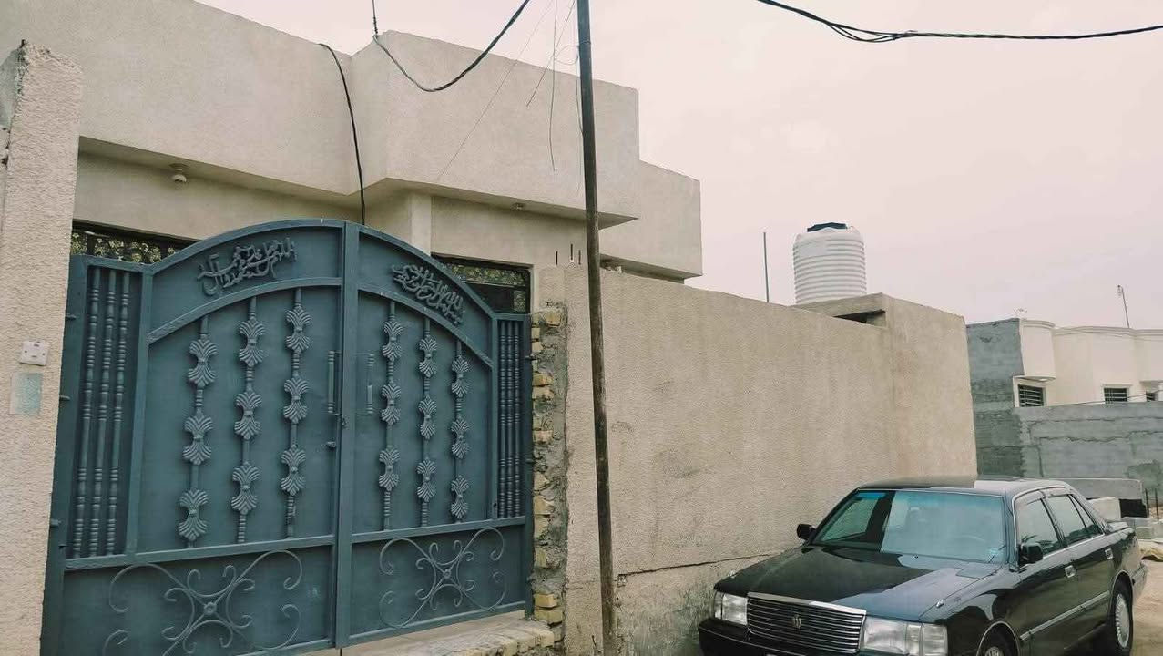 السلآم عليكم ورحمة الله وبركاته اسعد الله اوقاتكم احبتي يعلن مكتب عقارات النور الذهبي عن توفر لدينا بيت للبيع مساحه ٢٠٠م طابو زراعي وكيل  في أبي الخصيب ابو الجوزي داخل كيلو متر عن شارع السايدين يحتوي على غرفتين نوم وصاله ومطبخ وستقبال وكراج بناء بلوك البيت فرعي  مقابيل مدرسه بلاد الرافدين بالطريق لي رايح على ام نعاج سعر ٩٠مليون وبي مجال للشراي للستفسار الاتصال على الأرقام التاليه نستقبل كافات عروضكم العقار يه عنوان المكتب ابو الجوزي مجاور معمل الجابري للسخانات *********** *********** البصرة, العراق
