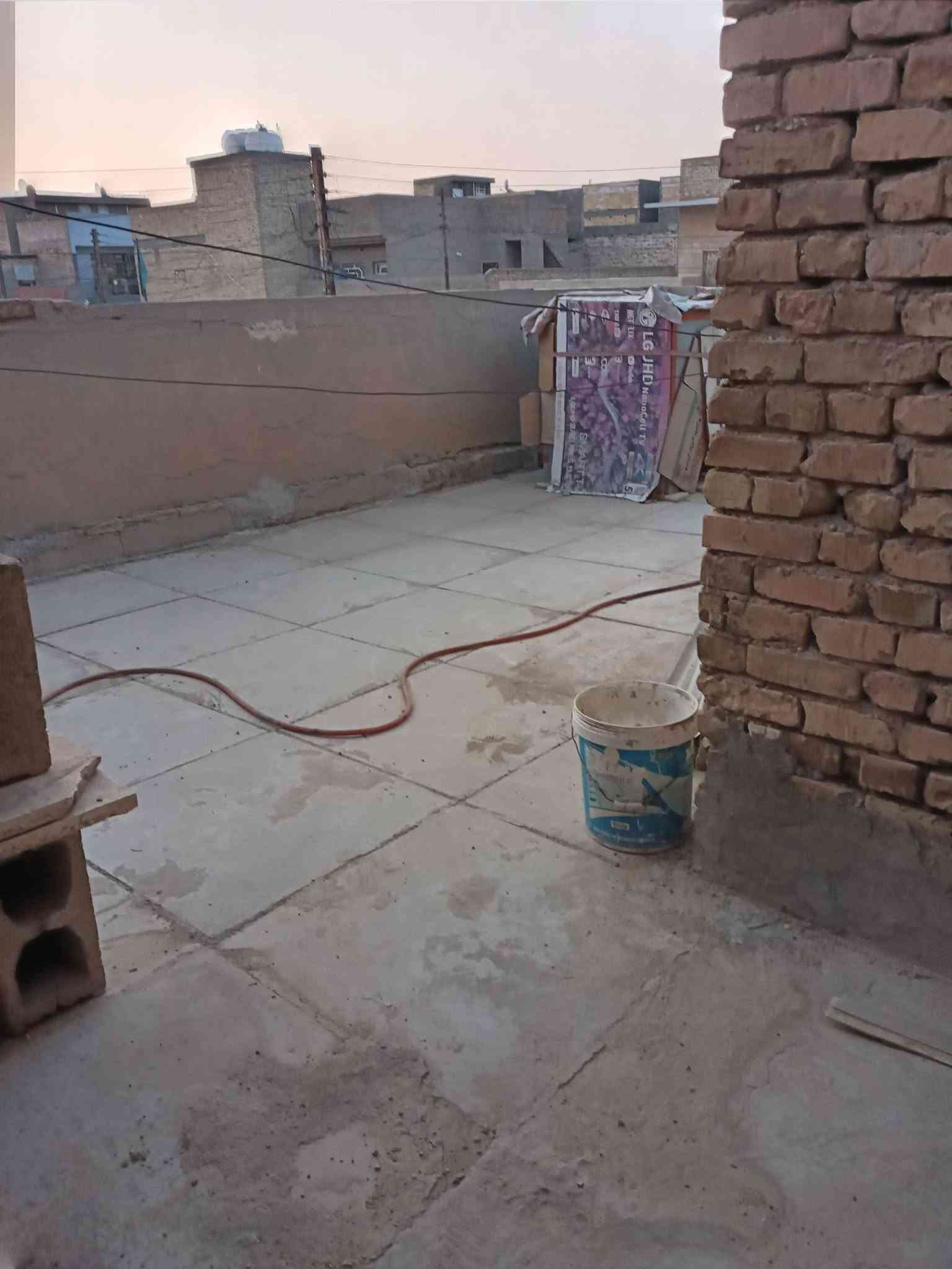 بيت للبيع طابو صرف 100 متر  شارع ابو سمير طابق ونص يحتوي على غرفتين واستقبال وحولي ومطبخ وحوش وصحيات
