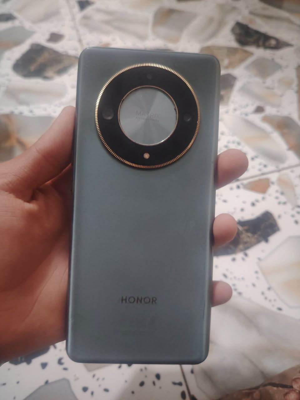 هونر إكس 9بي 
ذاكرة 256 رام 20 ببجي 60 سلس 
نضيف 
بي كسر بل شاشه مايثر شي وصوت مابي فقط السماعه الداخليه شغاله
سعر 170 بي مجال يعجبك اعبر
