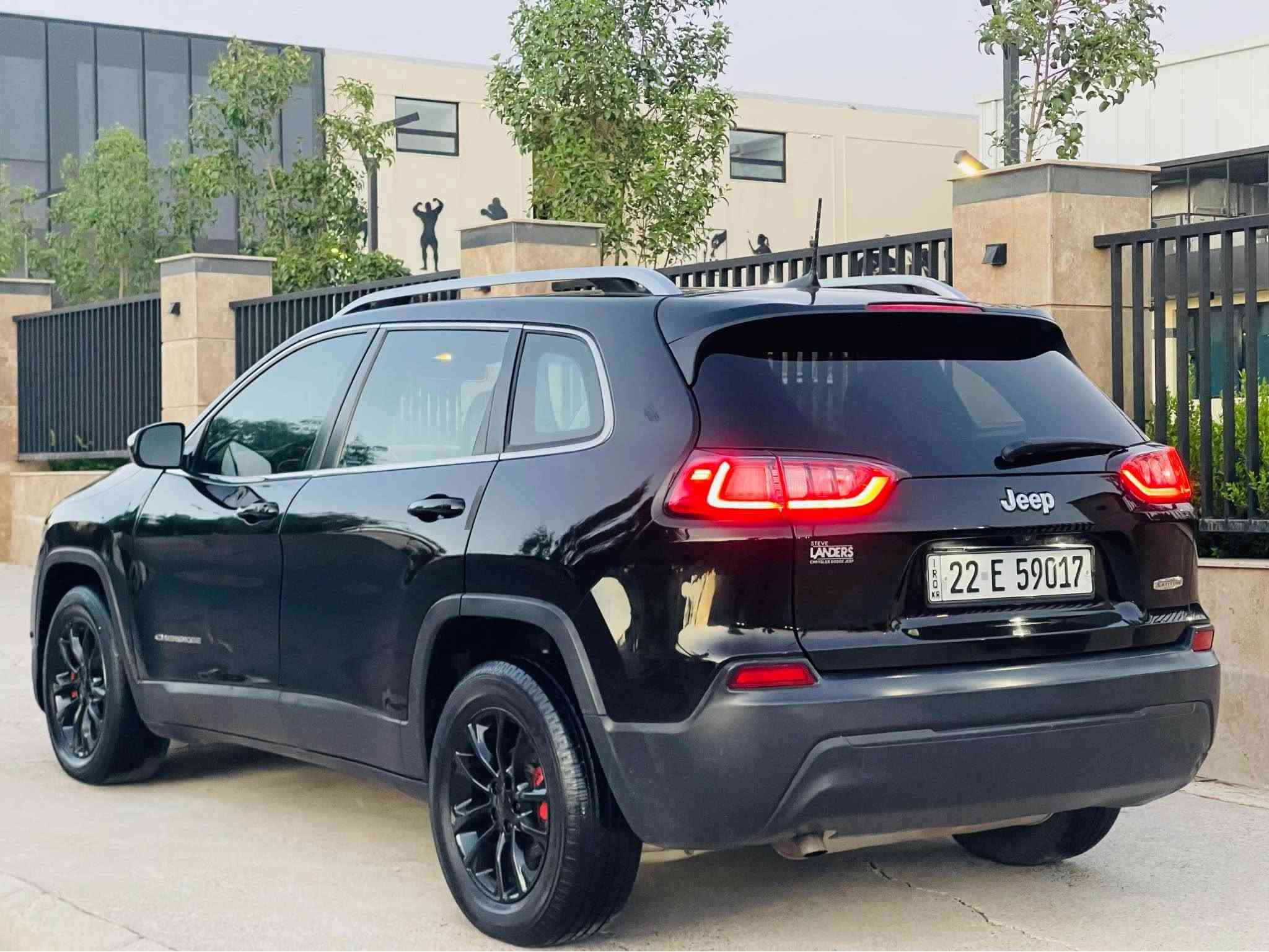 سعر 88$شوين سليمانى 
جيب چيروكى 2019 
پينج پارچه بؤ ياغ گيرومه كينه به شه رت 
سه نه وى تازه يه تحويل و غرامه به شه رت 
Watsap ***********
Vaibar *********** السليمانية, العراق
