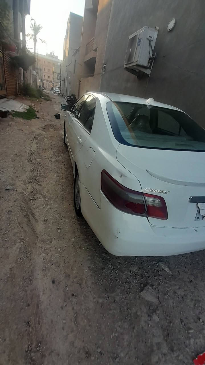 كامري ٢٠٠٨ رقم بغداد مشروع وطني باسمي عنوان الكوت لا صبغ ولا ضربه وا رد خليجي مكينه ٢٤٠٠  الاتصال على الرقم *********** ابيض اللون
