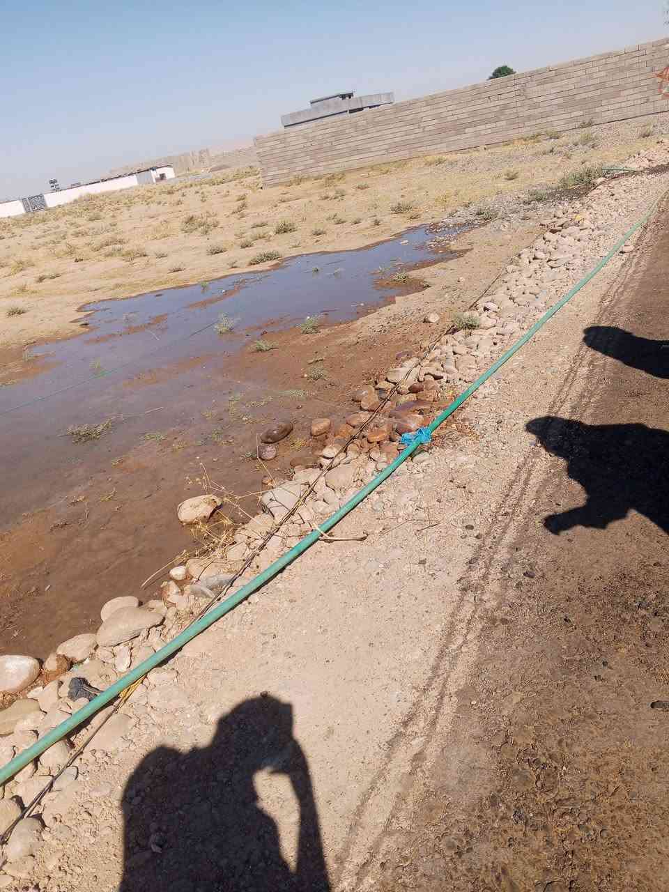السلام عليكم قطعه ارض للبيع الأرض ركن واصلها ماء كهرباء شارع تبليط من جدمها المساحه 350 عنوان الأرض وره السيطره مال السجه ***********
