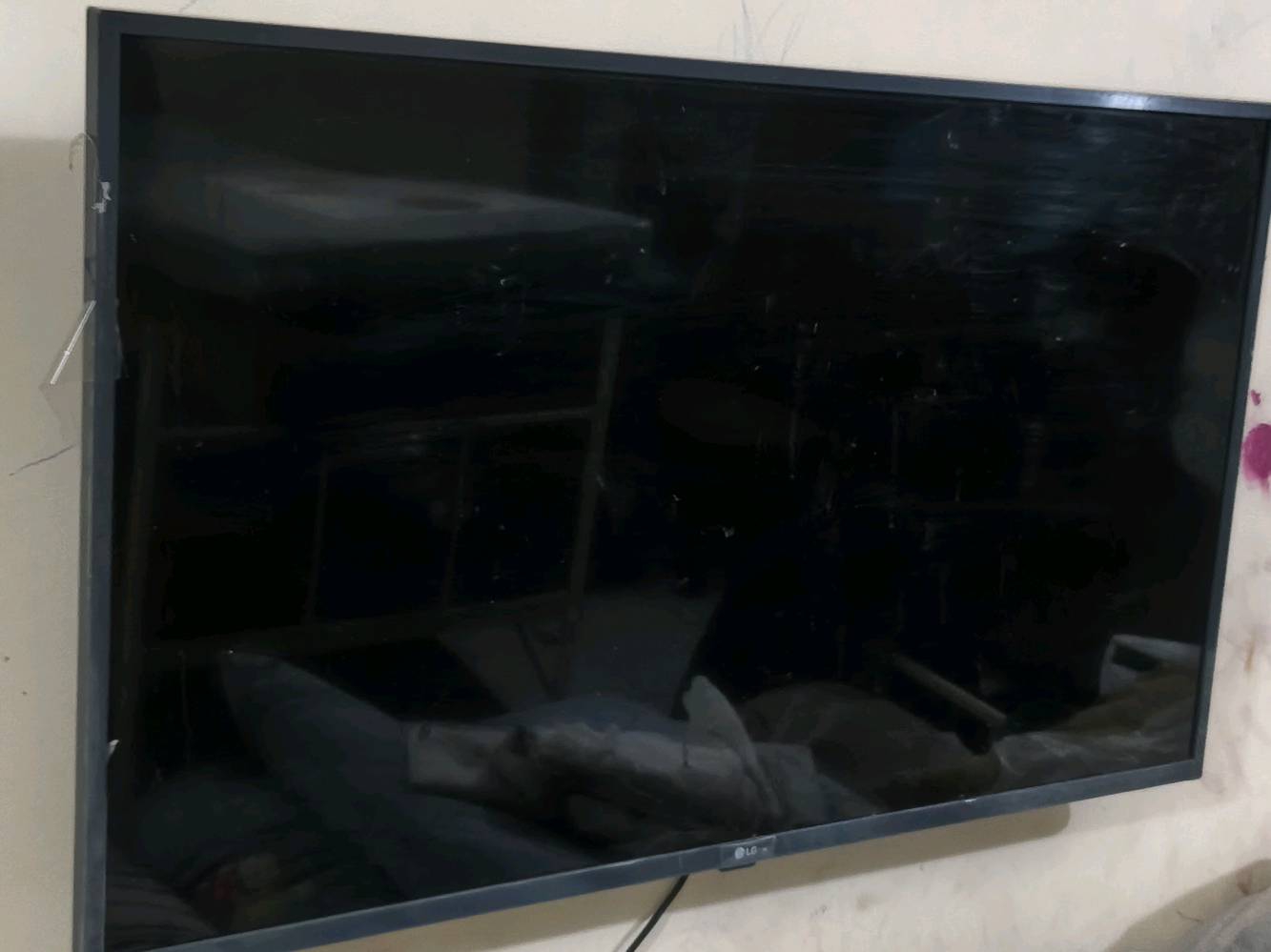 ثلاجه صغيرة بس الجرارة بيهة فطر.. 
شاشة تلفزيون Lg HD بس تشترولة ريمونت.. 
سبلت انفيرتر يشتغل عالمولد يرادلة بس يرادلة غسل للفلتر.. 
كلهن نظيفات اريد ابيعهن بسرعة عندي سفر.. 
كلهن ب٥٠٠ وبيهن مجال
العنوان بغداد الدورة الشرطة