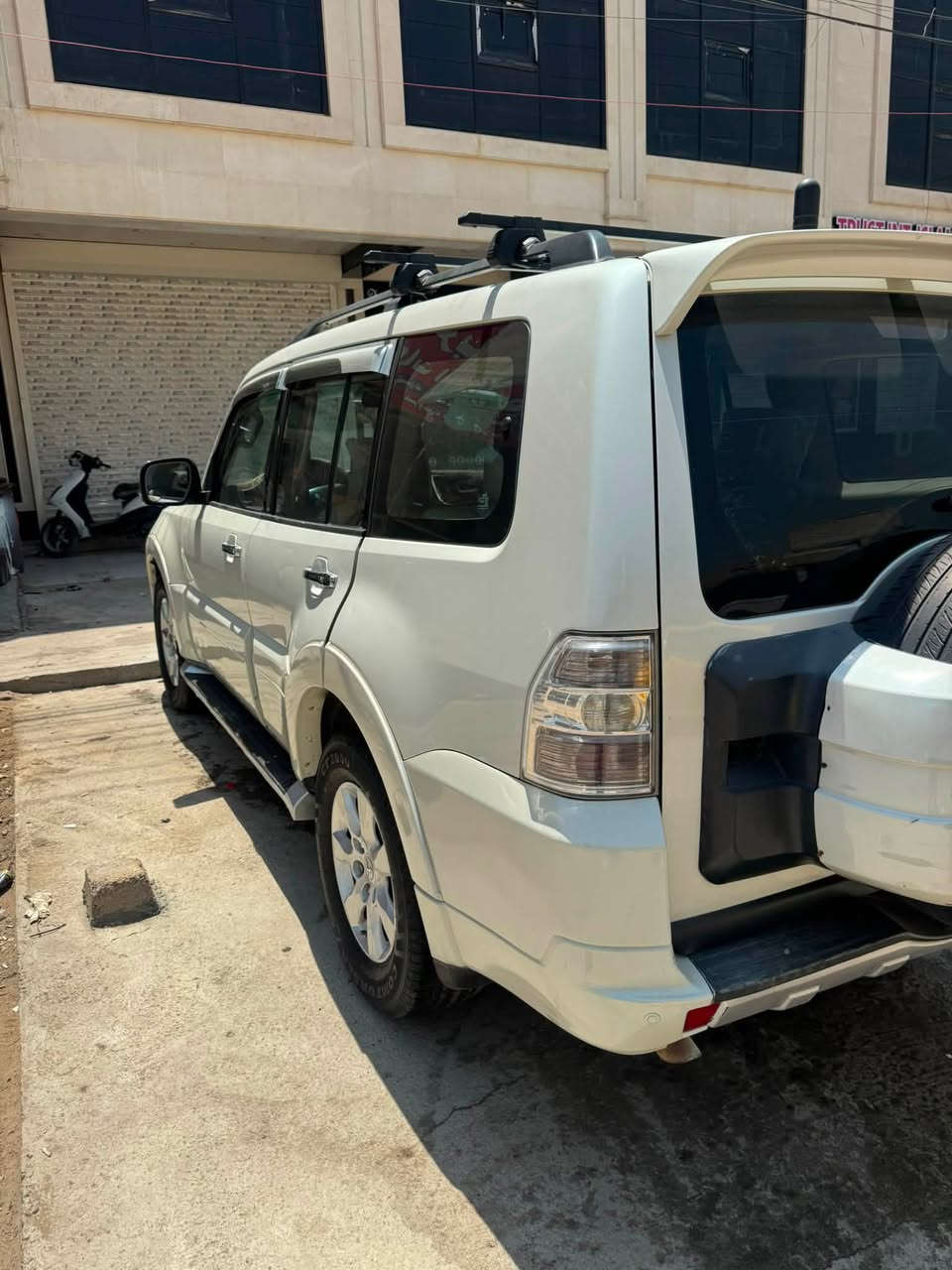 من رخصت اخويه لادمن بايجيرو حبتور مديل 2010 جاهزه تبريد 3 قطع بيه صبخ باب وجاملخ الايسر بدون دواخل مكان السياره حي اعلام شارع البداله السعر 120 وبيه مجال للطيبين واذا مراوس اهم اراوس وكلكم على راسي موبايل ***********
