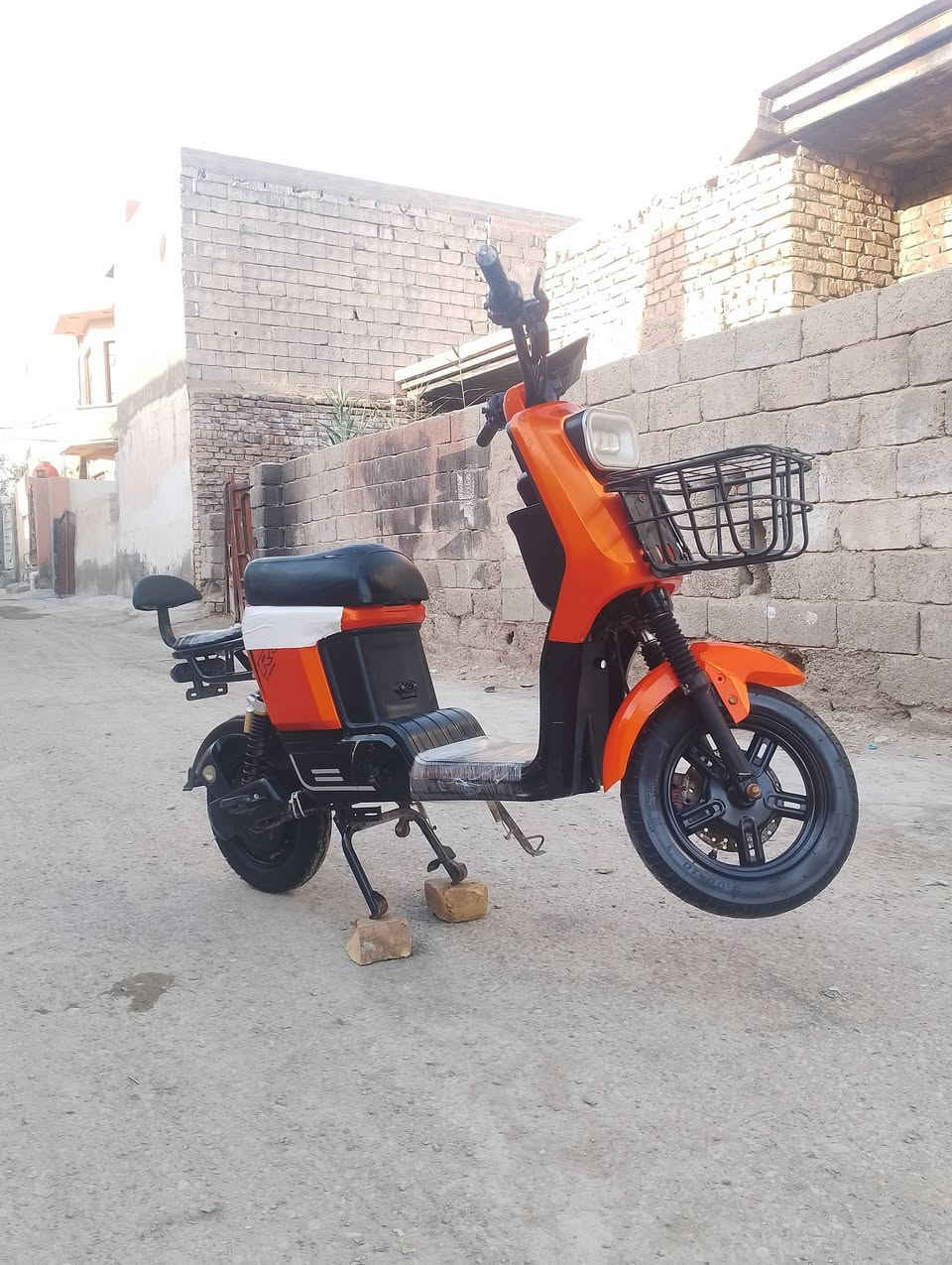 السلام عليكم درجة شحن R8 للبيع درجة نضيفة مثل ما موضح بل صور بطاريات 16 امبير مكاني ديالئ بعقوبة المفرق للستفسار *********** موجود واتساب
