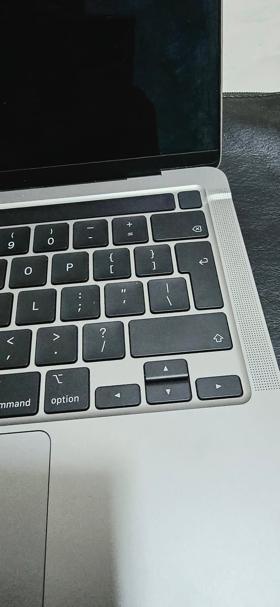 Apple MacBook Pro
 2020
قياس: 13
معالج : M1
ذاكرة: 256
رام : 8
الشاشة فقط مكسورة اما بقية اجزاء الحاسبة تشتغل طبيعي، الماوس والكيبورد و اللوح اللمسي يشتغلن طبيعي. تكدر تربطها على شاشة من خلال كيبل وتشتغل عليها مباشر
350 السعر

***********
