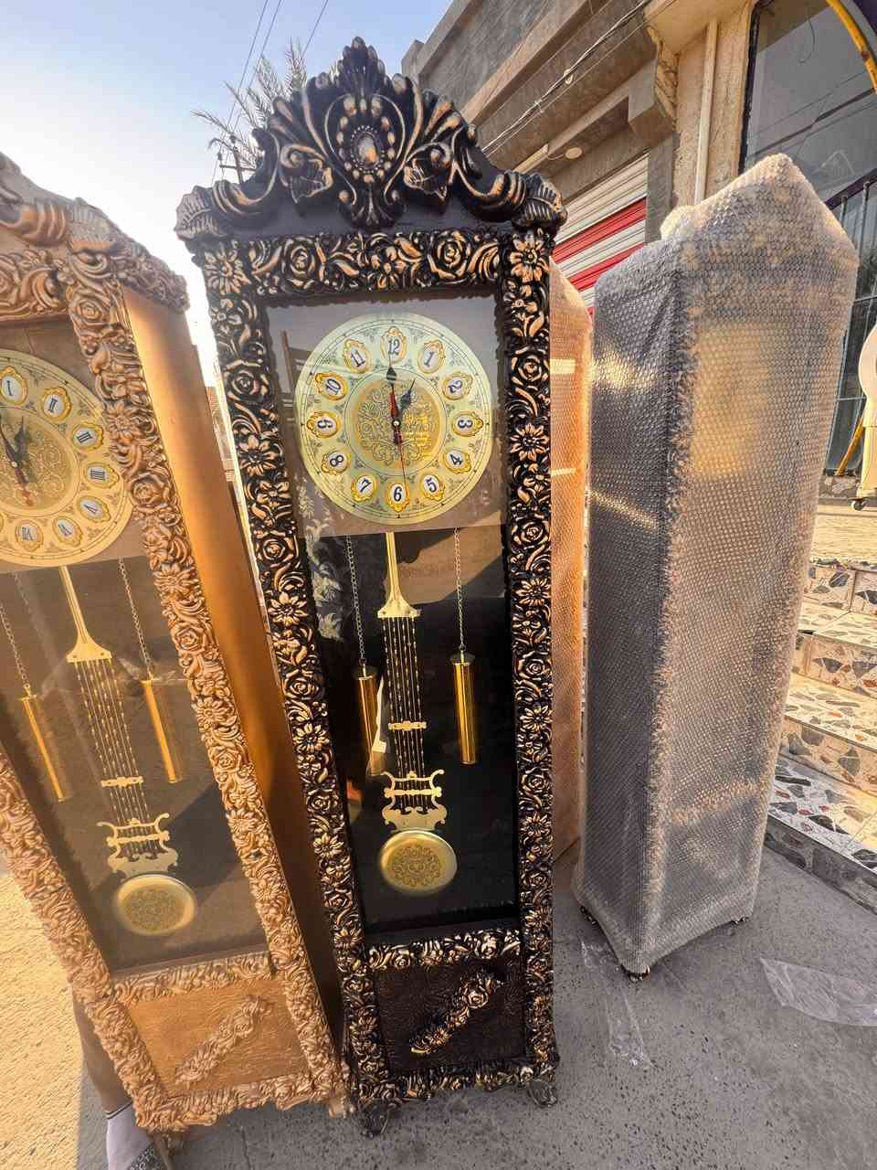 السلام عليكم توفرت ساعات ملكية العنوان سبع البور شارع ٤٠معرض المدينه للاثاث✅ ***********
