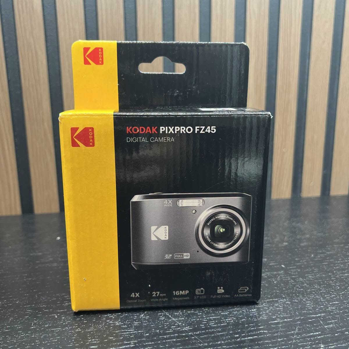 يا الله 
شوفولنا جمال القطعة
كاميرا كوداك 
السعر انطوني بيها سعر زين وبالعافية

نص مكتوب في الصور:
- KODAK PIXPRO FZ45 | FRIENDLY ZOOM
- 2.7-INCH LCD THE BIG PICTURE The best way to make sure your photos are going to turn out great is to see them ahead of time. Thanks to a large, bright 2.7-inch LCD screen, you can do just that. Just point, frame, and shoot. Yes, it really is that easy!
- 1080P FULL HD VIDEO FULLY DEFINED For those times when a photo isn't enough, the FZ45 can record 1080p Full HD video so you can capture all of the action - however large or small.