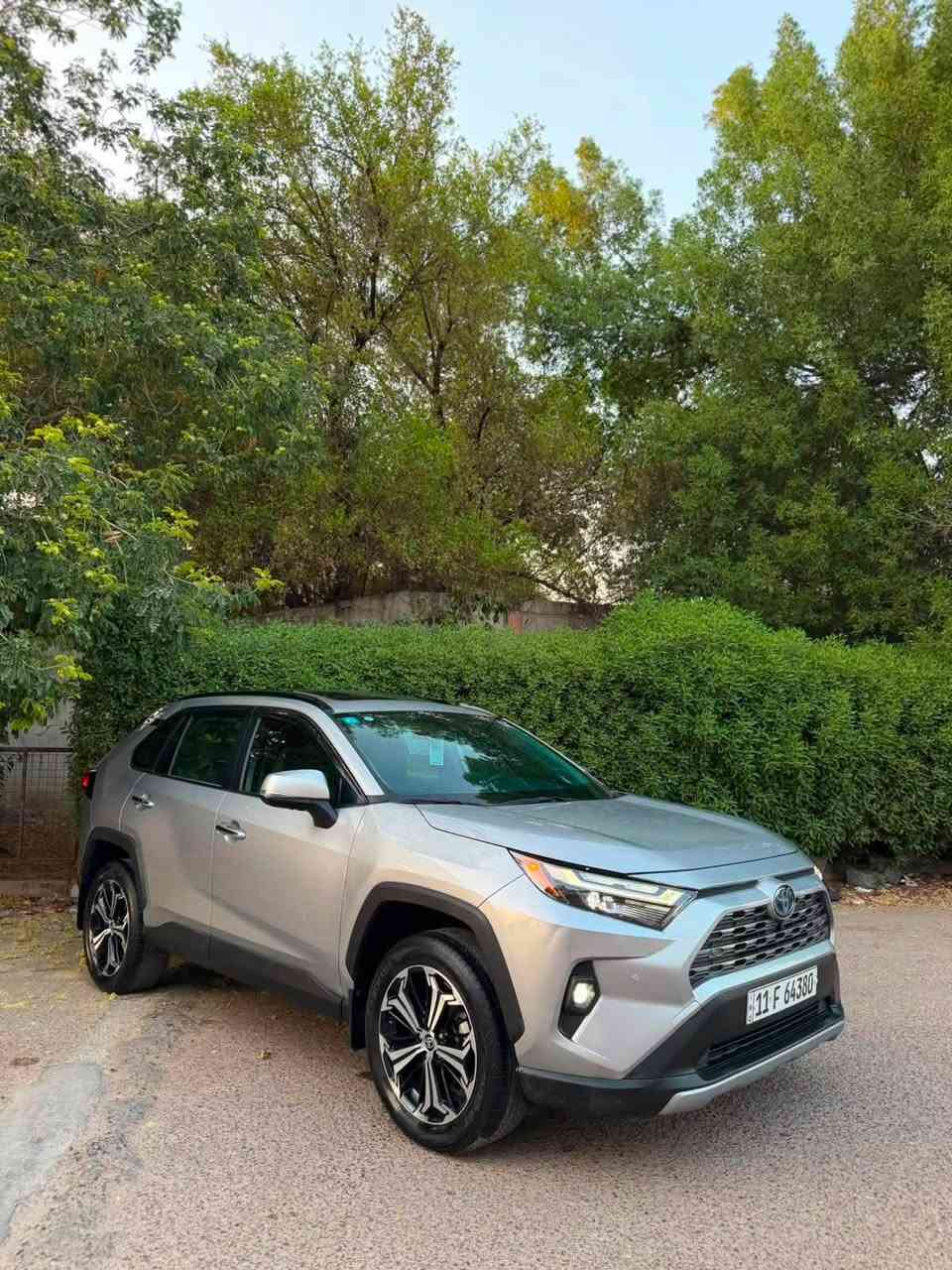 2024 Toyota rav4 hybrid limited 
٢٠٢٤ راف فور هايبرد لمتد أعلى مواصفات بالراف فور 

ضرر السيارة ابواب ثنين مبدلات نفس اللون جهة اليمين 
و PDR بسيط بالجاملغ الخلفي بجم كبس 
يعني السيارة بدون صبغ وبدون ايرباك فقط ايرباك بردة 
ماشية 22 الف ميل 
بدون اي نقص جاهزة رقم بغداد سنوية وهزة ورقم كلة جديد 

1-محرك 2500 هايبرد 
2-فتحة سقف سلايد 
3-كامرات عدد ٤ 
4-حساسات امامية وخلفية 
5- رادار امامي ورادار جانبي نقط عمياء ورادار خلفي 
6-قيادة ذاتية 
7-اربع ابواب بصمة دخول ذكي 
8-السيارة دفع رباعي فور ويل 4*4
9-كيجات دجتال كاملة ويتغير شكل الكيج 
10-شاشة كبيرة تختلف عن بقية الفئات 
11-سستم صوت JBL مع سبوڤر بالصندوك 
12-صندوق كهربائي مع امكانية الفتح بالقدم 
13-لايتات امامية و بك لايت فول LED 
14-بلوجكترات 
15-بيها ويل كب مال راف فور برايم حجم ١٩ اصلي 
16-اوتو هولد 
17-شحن هاتف لاسلكي واير ليس 
18-خزن كشنات 
19-كشنات جلد لون ابيض امامية كهرباء 
20-تبريد وتدفئة كشنات امامية و تدفئة كشنات خلفية وتدفئة ستيرن 
21-انارة داخلية LED 
22-سايد بريك كهربائي 
23-اشاير بالمرأة الجانبية

السعر 25.800$ 
مكان السيارة بغداد البنوك 
***********
