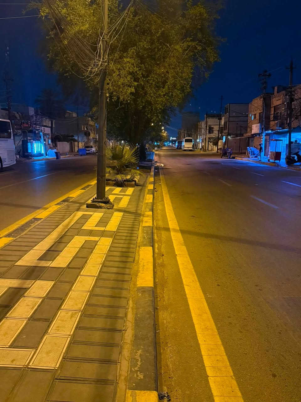 دار للبيع / المساحه 237/ الواجهه 10 / نزال 23 / العنوان الكاظمية شارع الهبنة الريسي شارع تجاري على سايدين/ ***********
