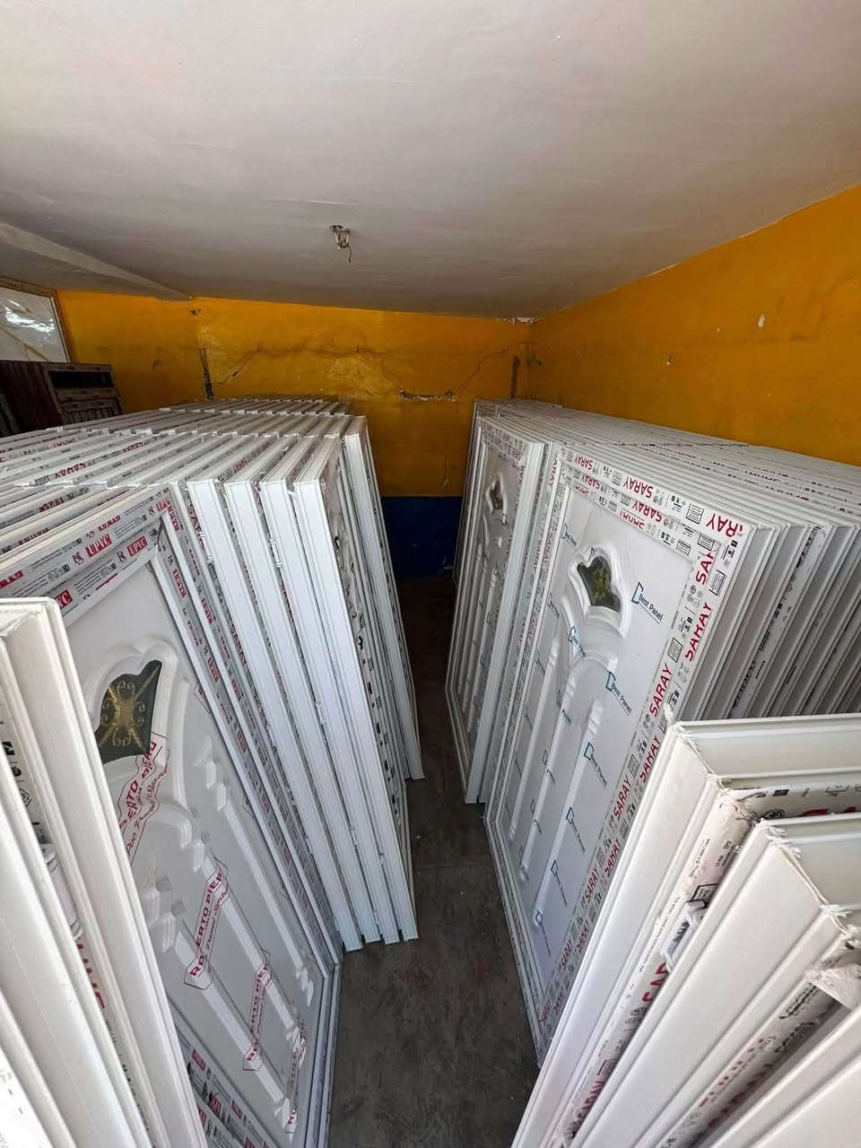 ***********
العنوان تكريت حولي الزهور مجاور المدارس

ابواب ابيض pvc السعر ٧٥ الف 
ابواب وشبابيك بلاستك 
متوفر ابواب وشبابيك حديد جميع القياسات
ابواب رئيسيه ٣ متر
