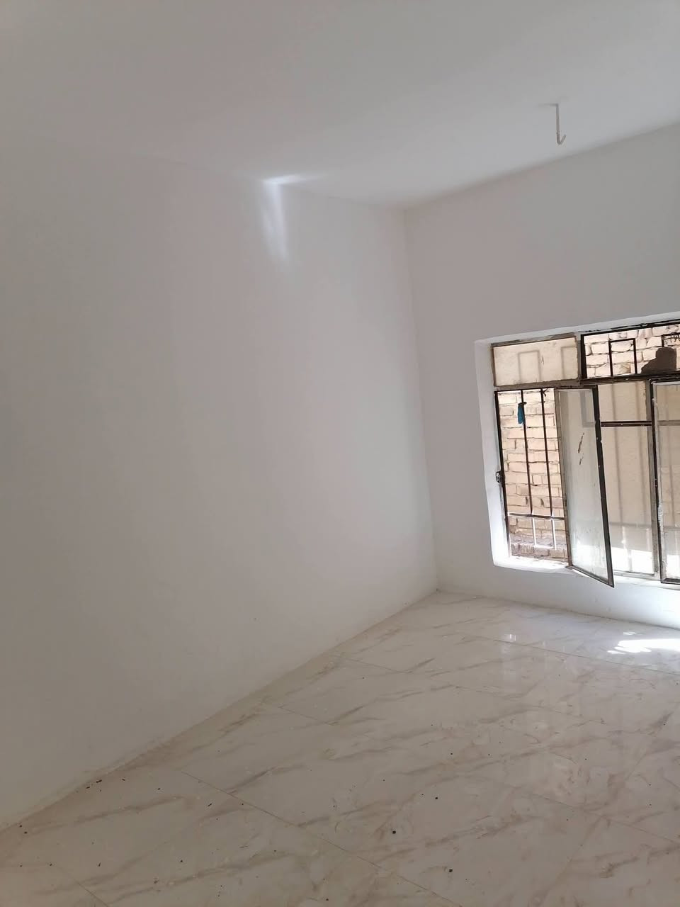 بيع او مراوس 
دار سكن المساحة ٢١٠ متر
البناء طابوق مسلح
استقبال
مطبخ كبير
صاله
غرف نوم عدد ٢
صحيات داخلية وخارجية وخارجية
مدخلين للدار 
ممر حرف L
حديقة كبيرة
كراج سيارات
الدار ترميم جديد غير مسكون تستلم كامل
السعر ٨٦   مليون  بيع مستعجل ومجال قليل للشراي 
الموقع الديوانية حي العسكري الثالث جوار مدرسة فالح موات قريب على الشارع الرئيسي شارع ٣٠
للاستفسار أكثر مراجعة مكتبنا التوكل للعقار الكائن في حي العسكري شارع ٣٠ او الاتصال والمراسلة على الواتساب على الرقم ***********
***********
