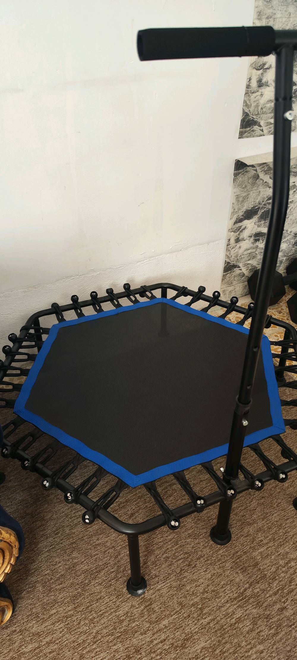 ترامبولين رياضي لياقة بدنية (Fitness Rebounder) بحالة ممتازة:
ترامبولين رياضي سداسي الشكل (Rebounder) احترافي ومناسب للتمارين الرياضية المنزلية واللياقة البدنية:
التصميم والشكل: سداسي مع حواف باللون الأزرق المقوى.
نظام المرونة: يعمل بنظام الحبال المطاطية المشدودة (Bungees) الهادئة، والتي توفر قفزاً مريحاً وأمناً للركب والمفاصل مقارنة بالزنبركات المعدنية التقليدية.
المقبض: مزود بمقبض يد (مقبض توازن) قابل للتعديل والثبات لدعم التوازن أثناء ممارسة التمارين القوية.
الحالة: بحالة ممتازة جداً ونظيف.
القطر/المقاس: (120 سم).
السعر: (٨٥ )دينار عراقي
الموقع: (النجف /حي السلام). (الاستلام من الباب).