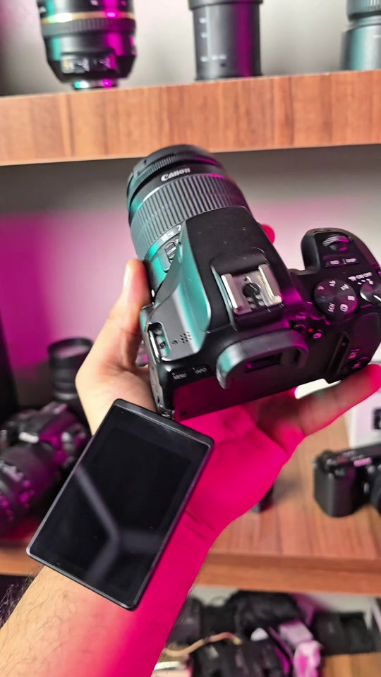 كاميرا كانون 250d مع عدسة 18 55  كاميرا دقة 24 ميكا بكسل  4k شاشة لمس متحركة  كاملة ملحقات جنطة ورام وشاحنة وحزام وبطارية  سعر 600 الف توصيل مجاني  للحجز والاستفسار مراسلة الصفحة او  واتساب  *********** ***********
