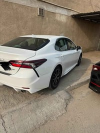 ‎‏Toyota_Camry_SE_NIGHTSHADE 2023  ماشي 27 رقم بغداد  كراسي جلد كهرباء...