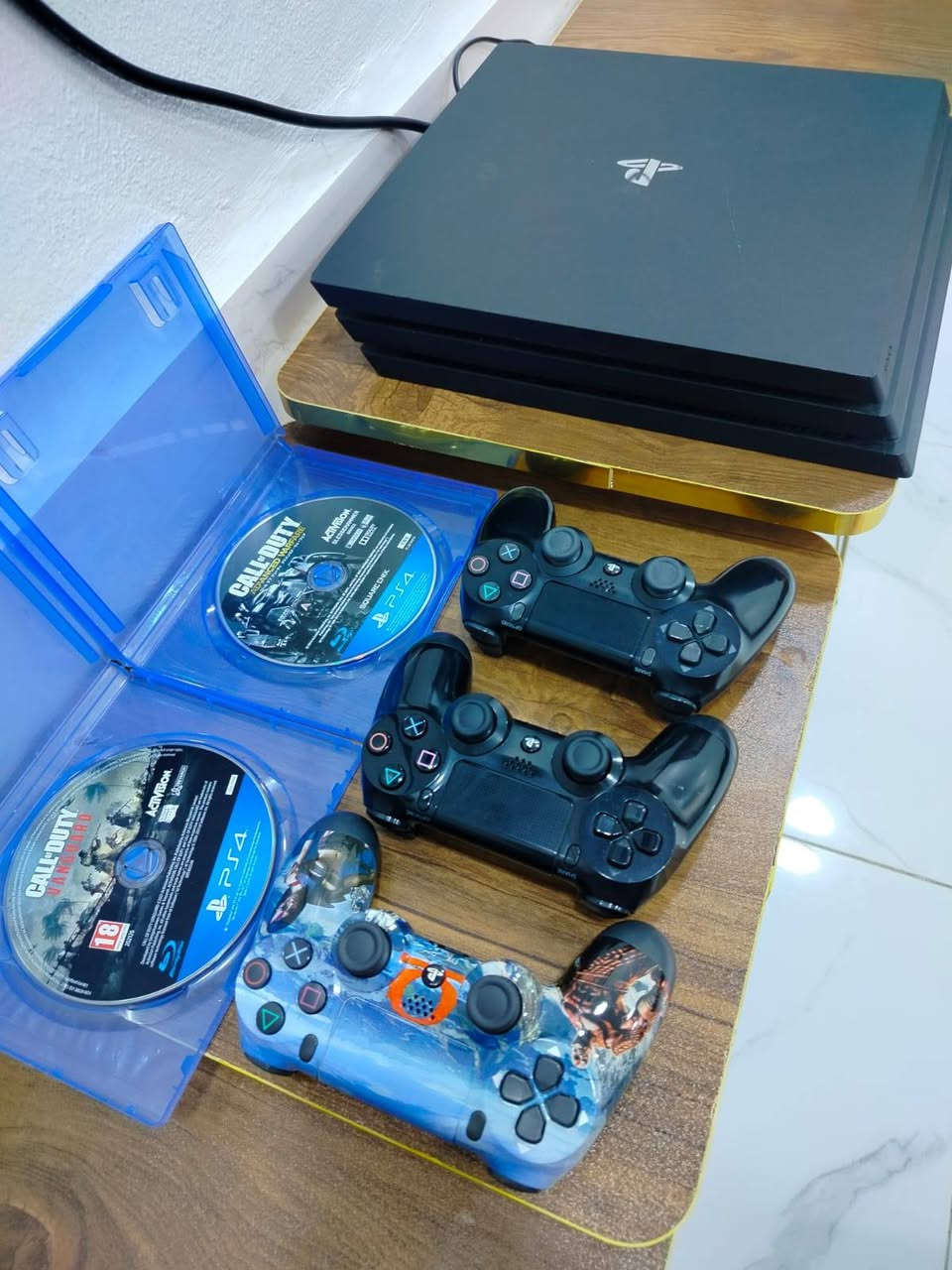PS4 PRO online للبيع
ملحقات 3 جويستكات
 جهاز نضيف كلش استعماال قليل 
العاب GTA و لعبه. TEAKEN.
سعرر: 300. وبي مجاال
هاتف: ***********
