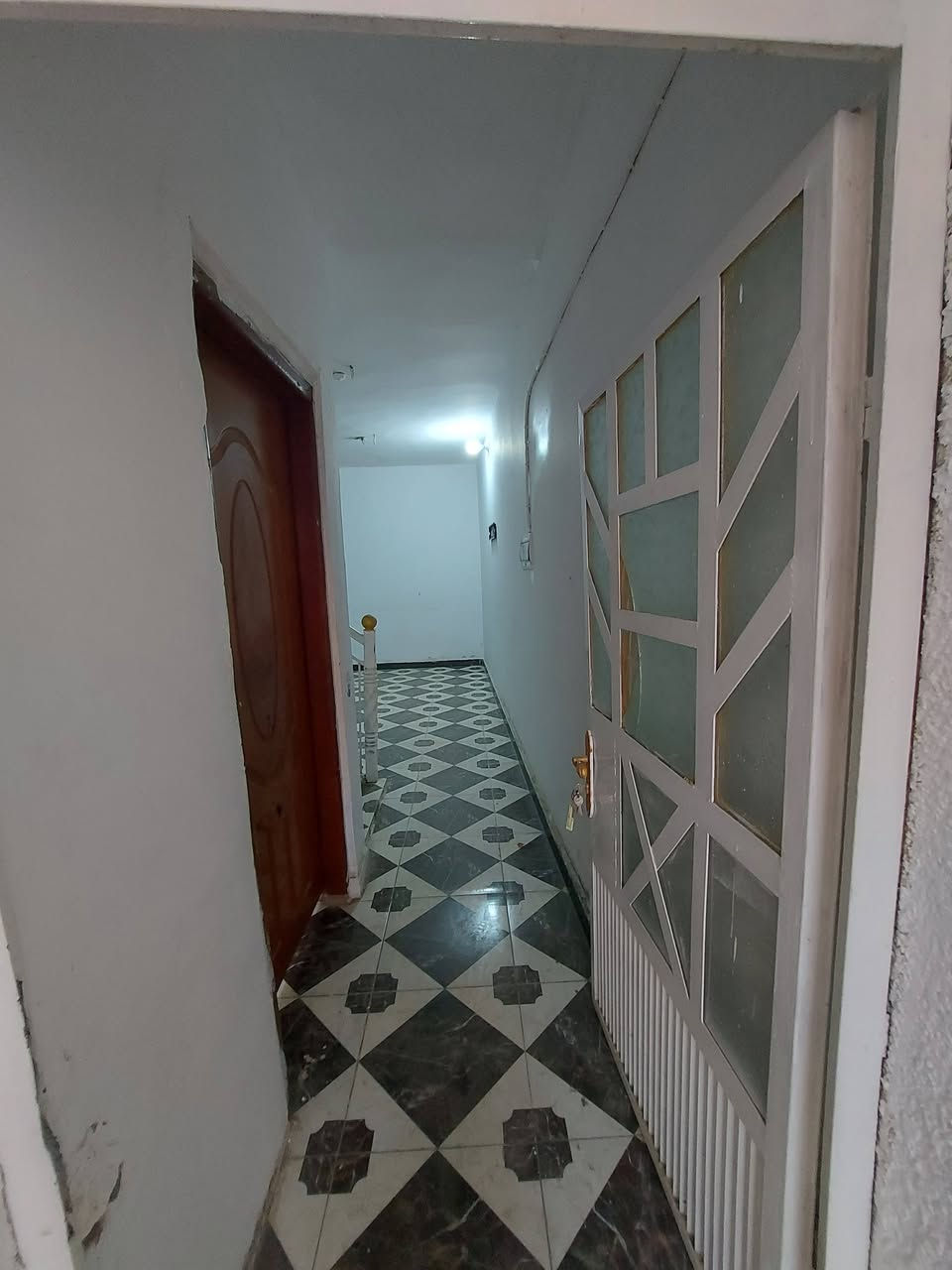 🏘 دار للأيجار ✅️ بعقوبة البحيرة ✅️ بناء حديث ✅️ موقع مميز ✅️ خلف البشير مول 
🏘 ايجار الدار [[ ٤٠٠ ]] قابل للتفاوض 
🔺️ مساحة ( ١٠٠ ) متر 
🏚 طابق الأول : ستقبال ✅️ صالة كبيرة ✅️ مطبخ ✅️ مجموعة صحيات ✅️ مناور ( ٢ ) ✅️ كراج سيارة 
🏘 طابق ثاني ( ٢ ) غرفة نوم ✅️ صالة  ✅️ بيتونة ✅️ مع سطحين
للاستفسار مع مكتب نجاح العميري للعقار ☎️
 موقع المكتب ⬅️ مدخل العزات مجاور اسواق نوتيلا الغذائية 🛒 او التواصل على الماسنجر او الواتساب على الرقم *********** 📞📞
